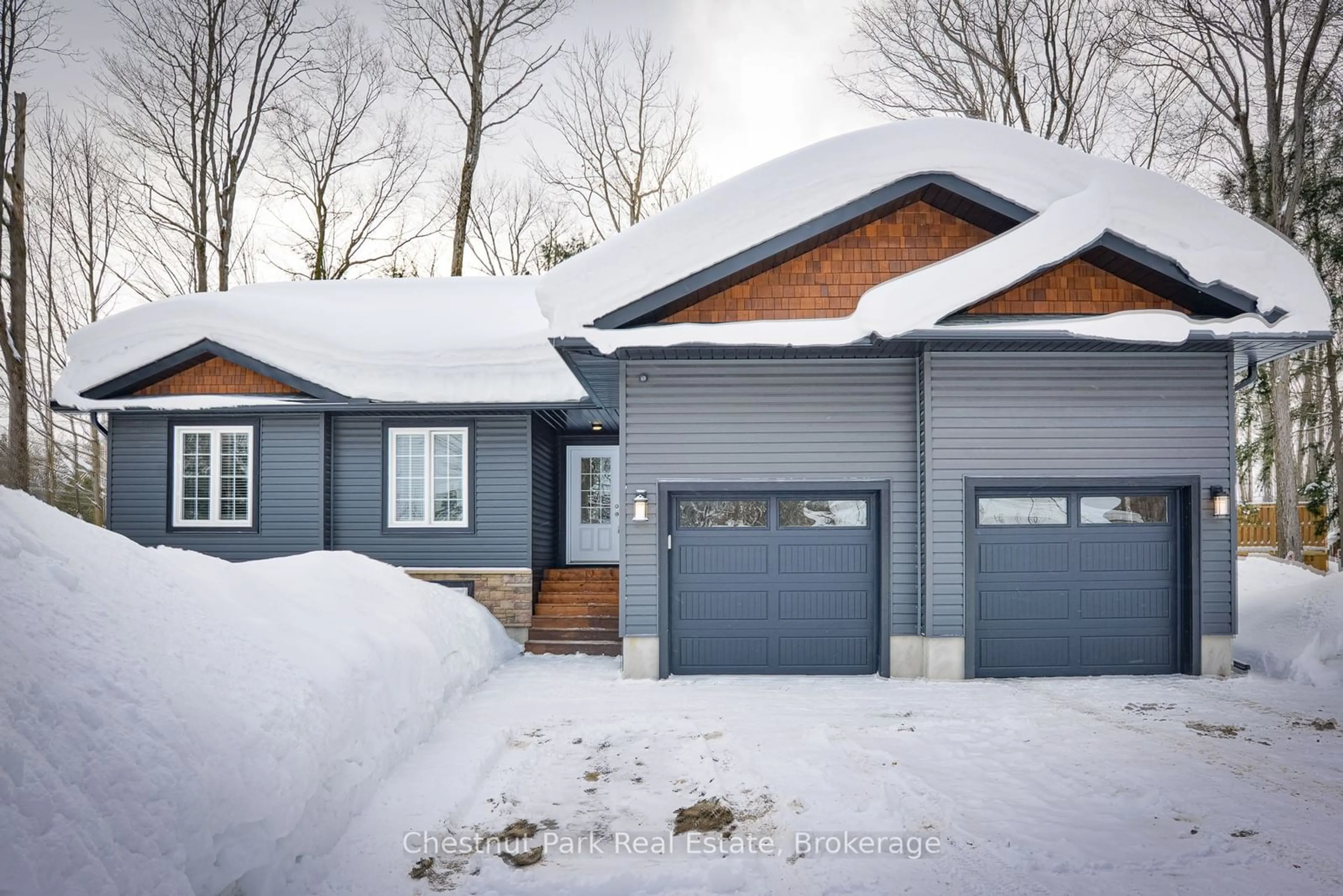 Home with vinyl exterior material, street for 101 Forest Glen Dr, Gravenhurst Ontario P1P 1A1