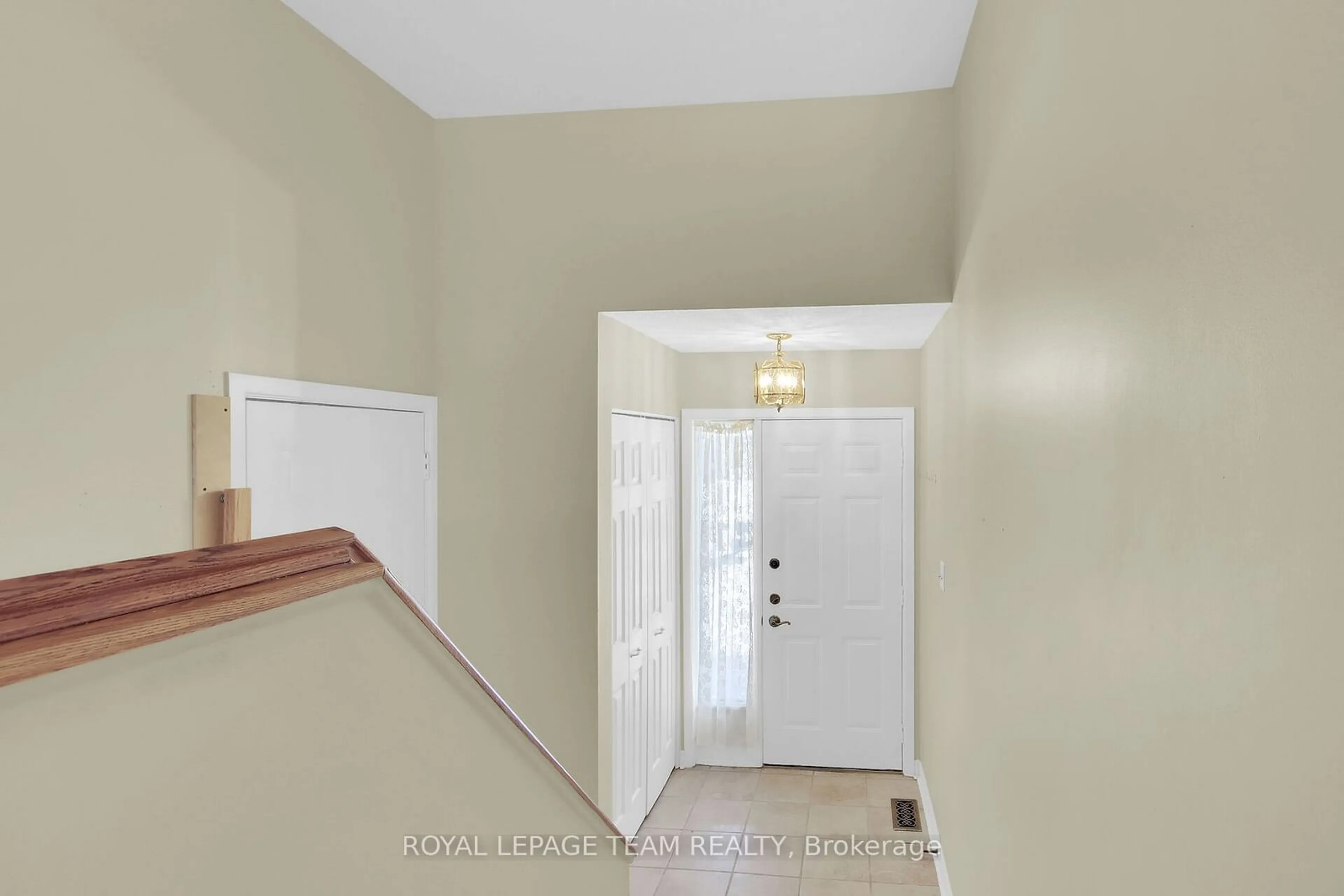 Indoor entryway for 6 Meadowmist Crt, Stittsville - Munster - Richmond Ontario K2S 1B9