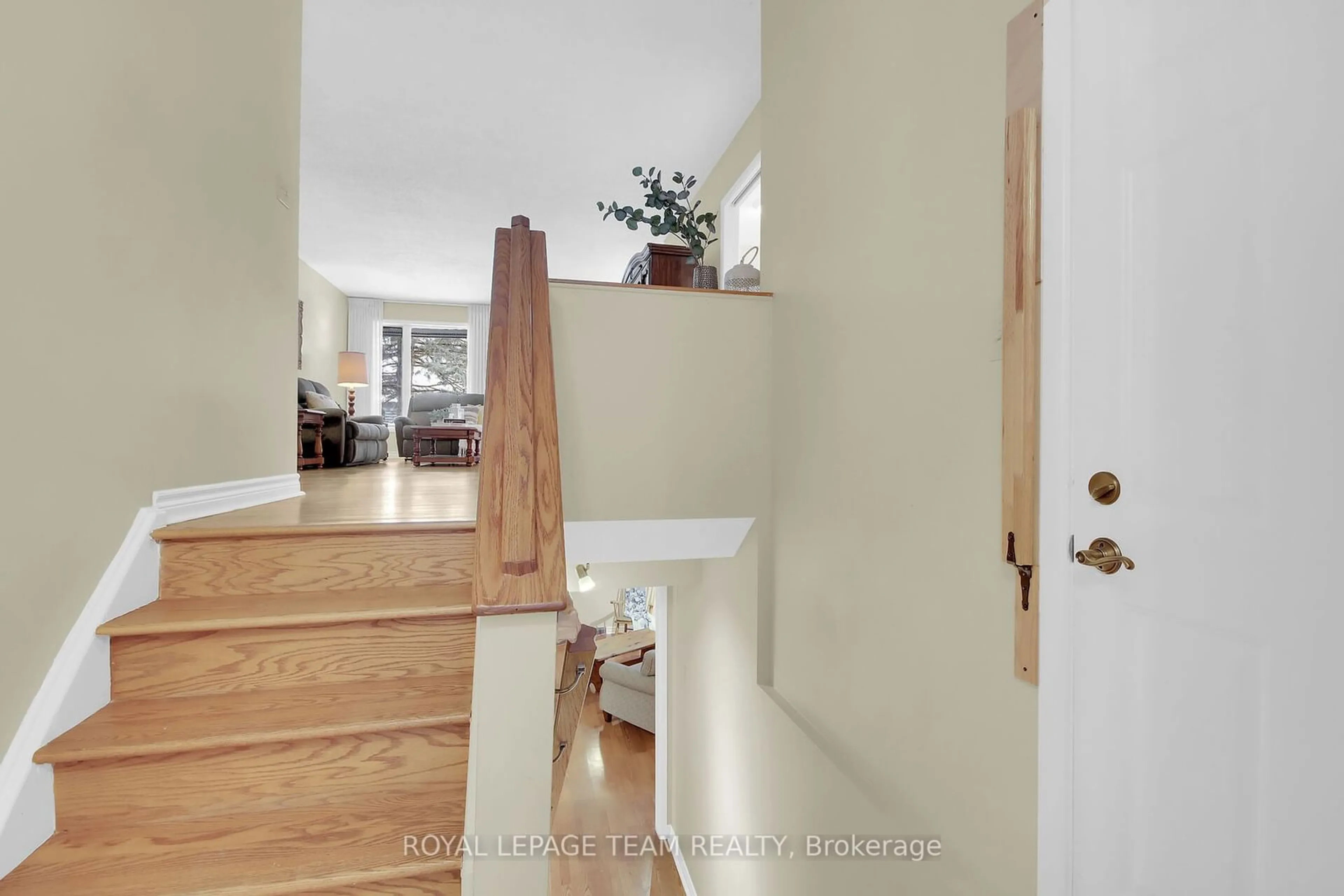 Indoor entryway for 6 Meadowmist Crt, Stittsville - Munster - Richmond Ontario K2S 1B9