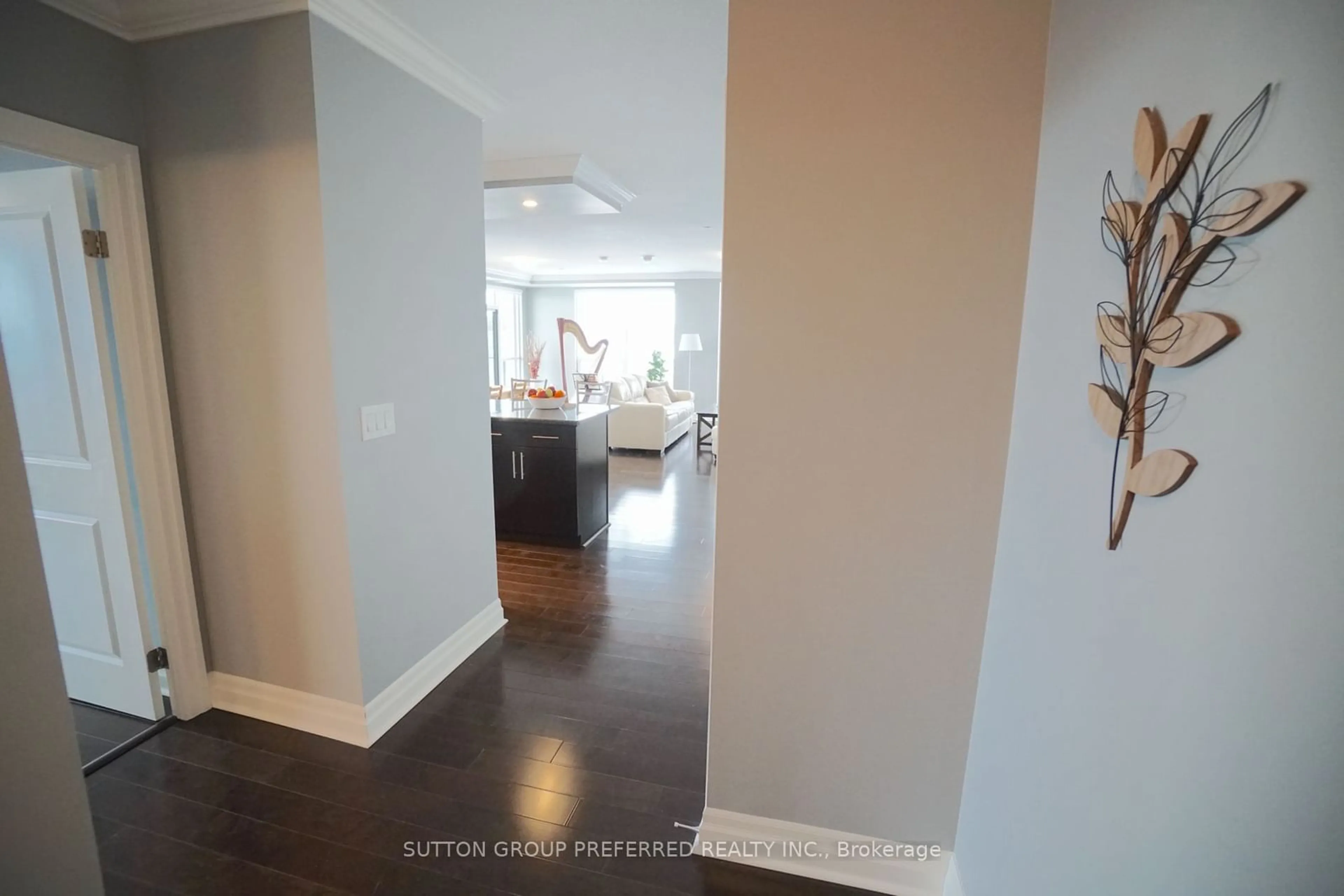 Indoor entryway for 260 Villagewalk Blvd #404, London Ontario N6G 0W6