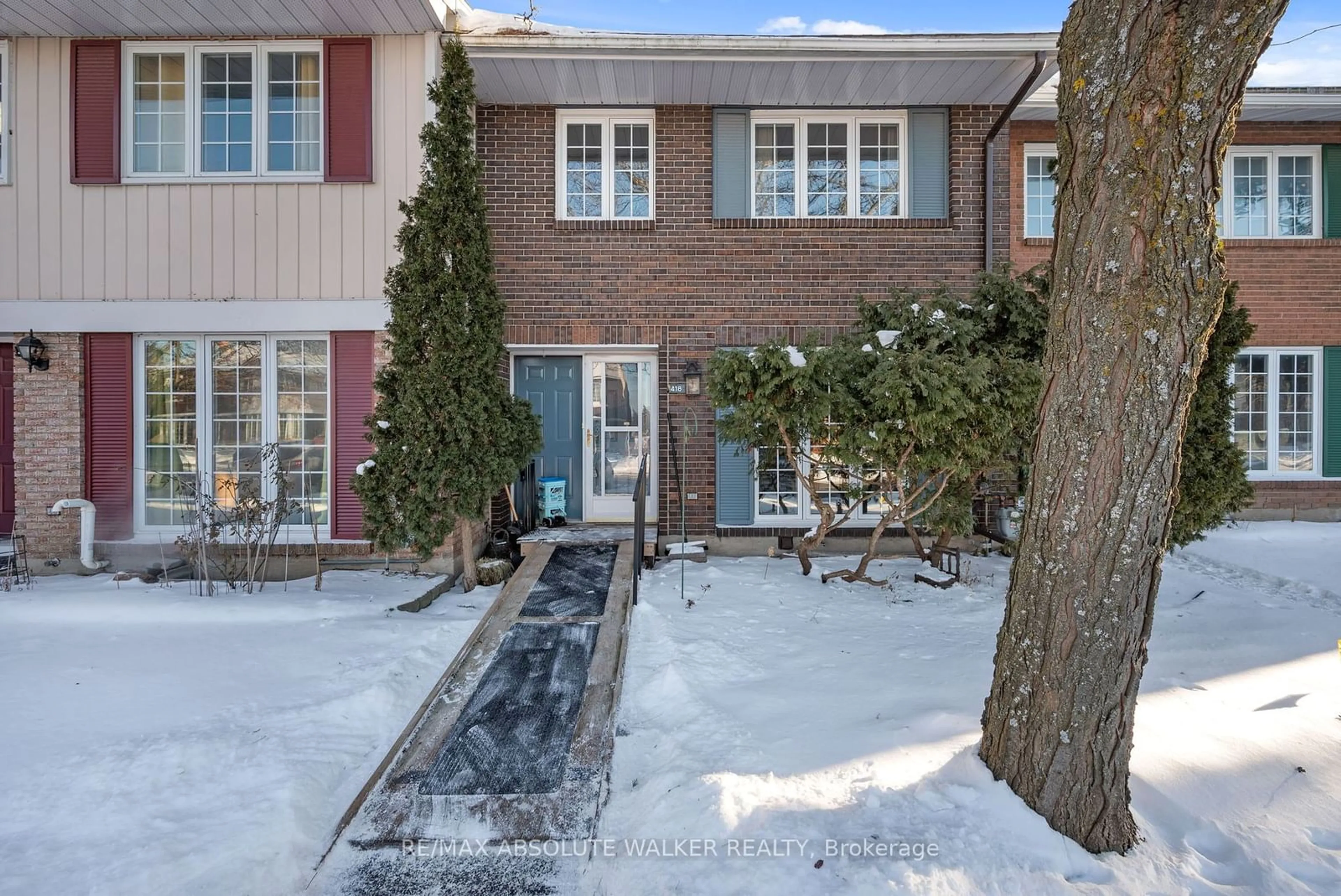 A pic from outside/outdoor area/front of a property/back of a property/a pic from drone, street for 418 Kintyre Private #143, Mooneys Bay - Carleton Heights and Area Ontario K2C 3M7