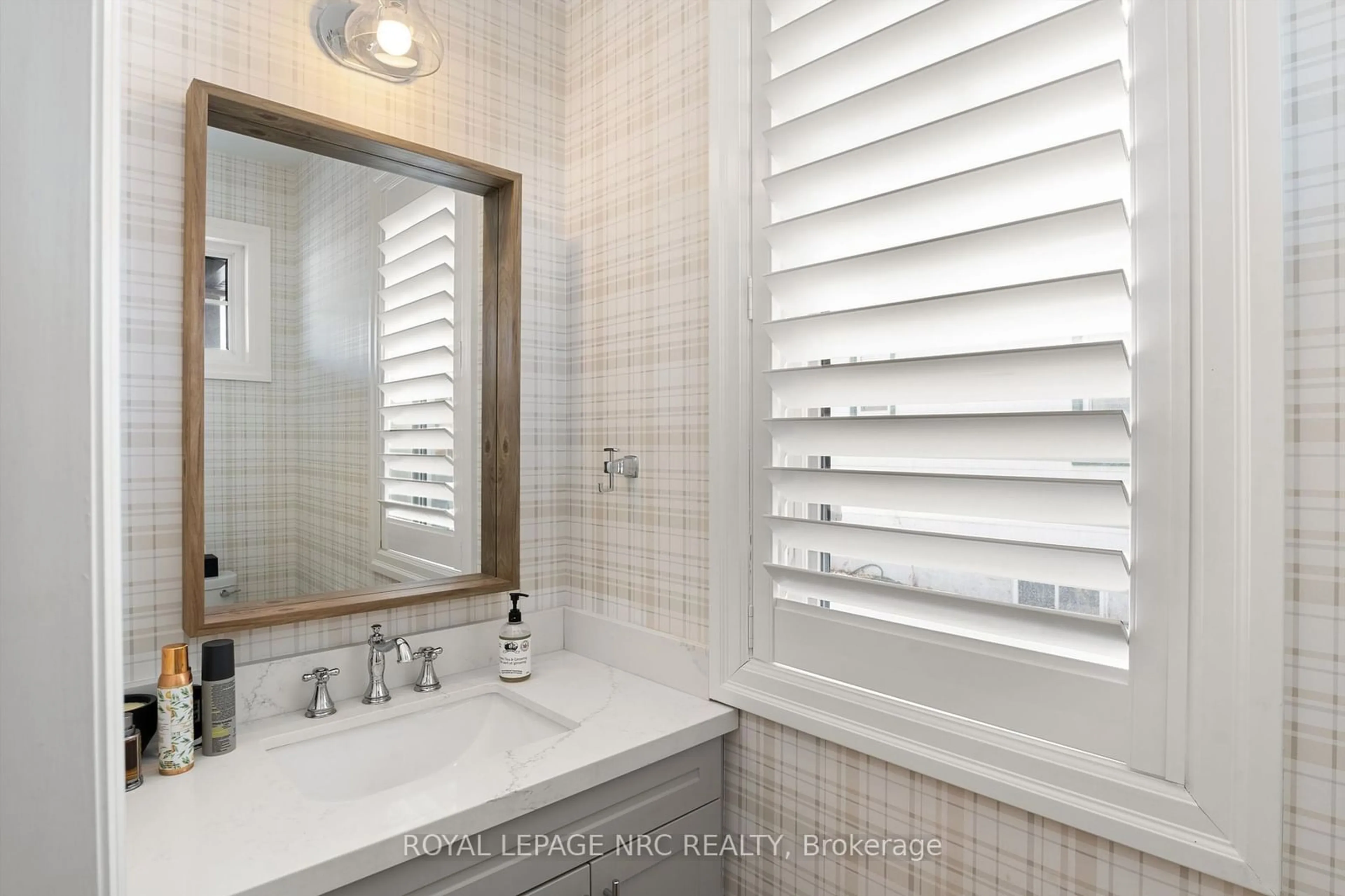 Contemporary bathroom, ceramic/tile floor for 3967 23rd St #1, Lincoln Ontario L0R 2C0