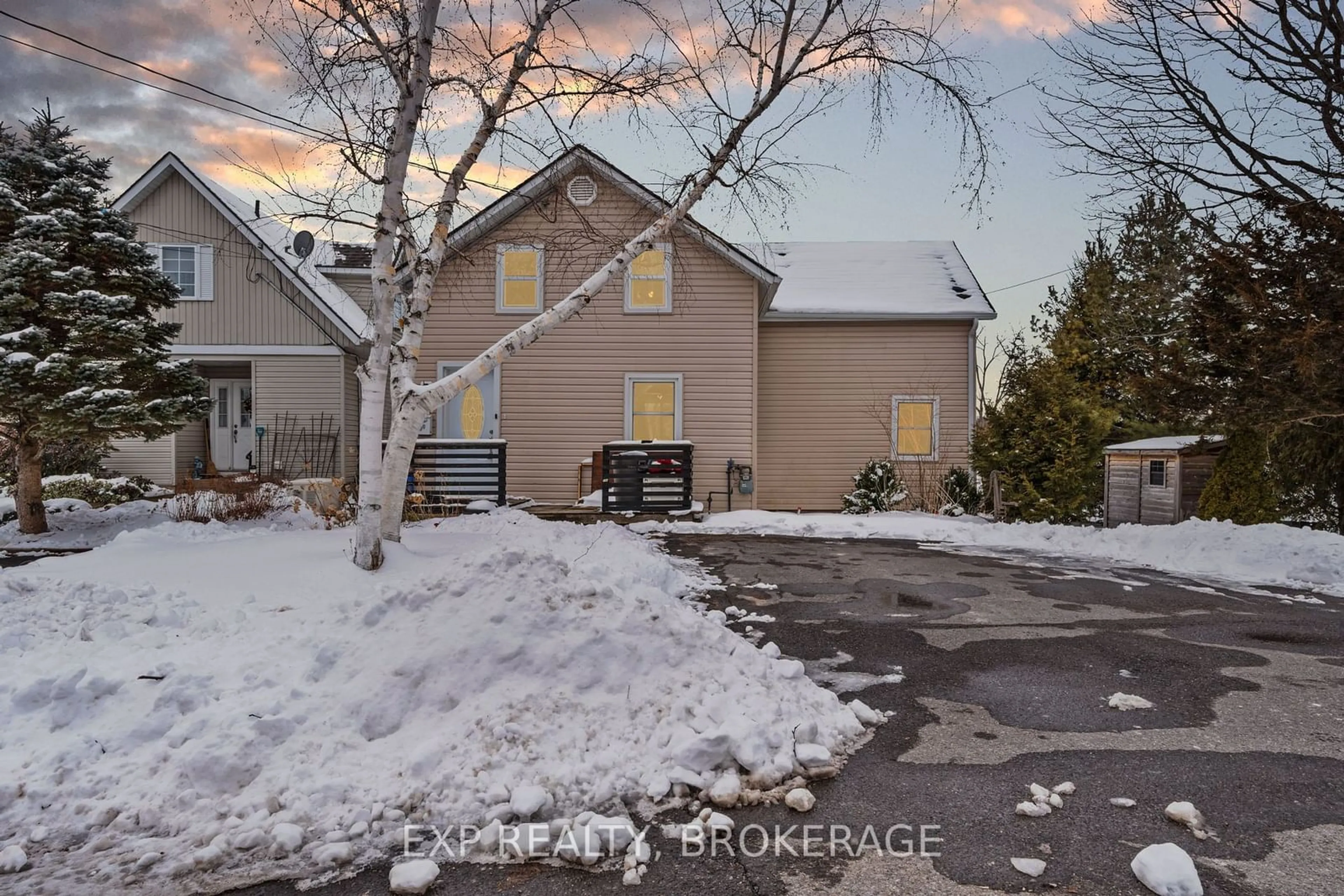 A pic from outside/outdoor area/front of a property/back of a property/a pic from drone, street for 590 QUEEN St, Gananoque Ontario K7G 2B1