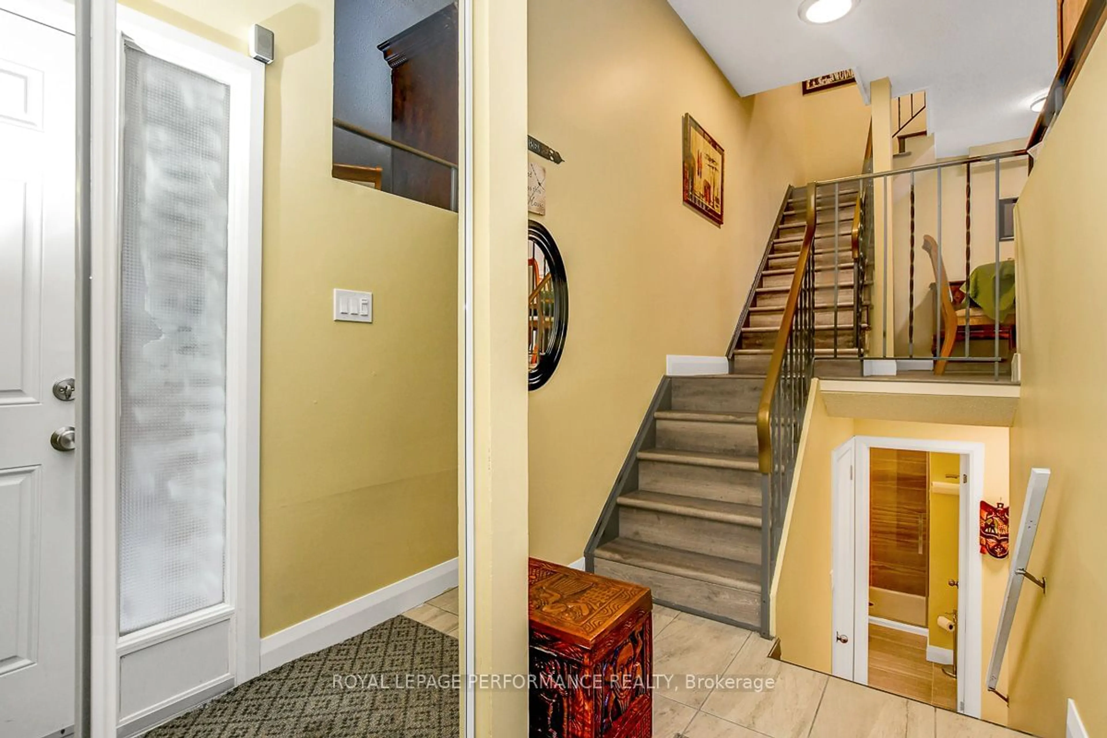 Indoor entryway for 1318 Greenbank Rd, Parkway Park - Queensway Terrace S and Area Ontario K2H 8X6