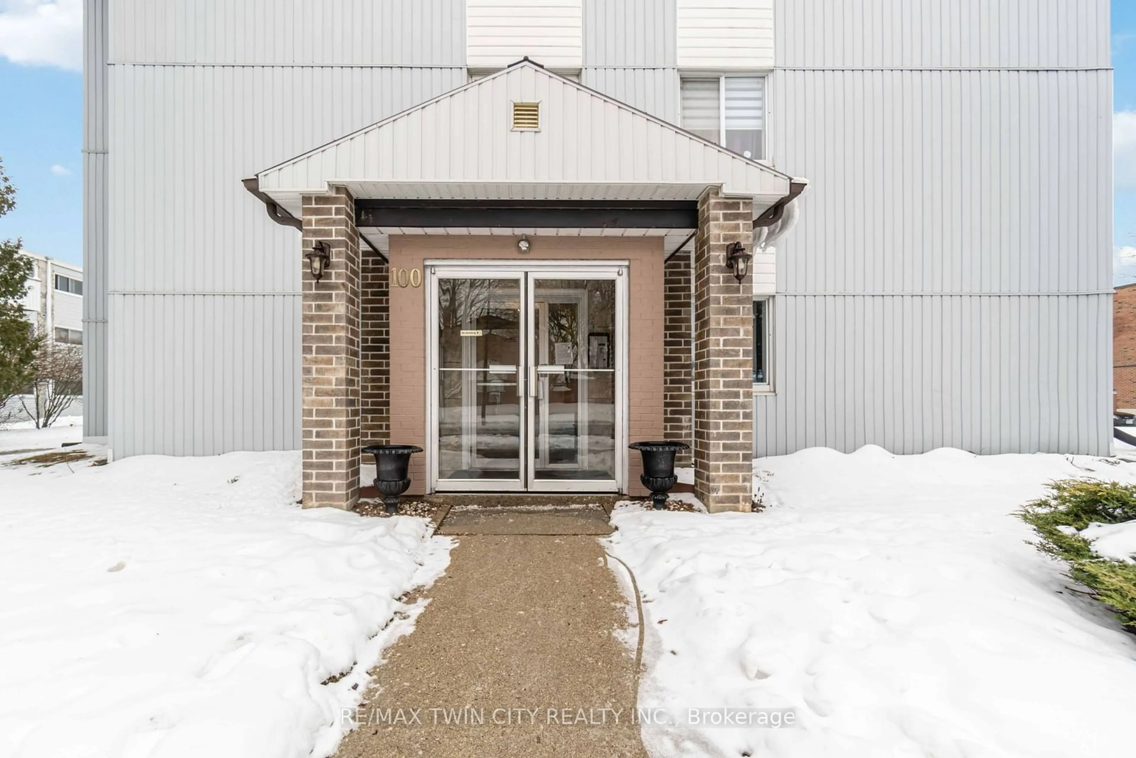 Indoor entryway for 100 Breckenridge Dr #303, Kitchener Ontario N2B 2N9