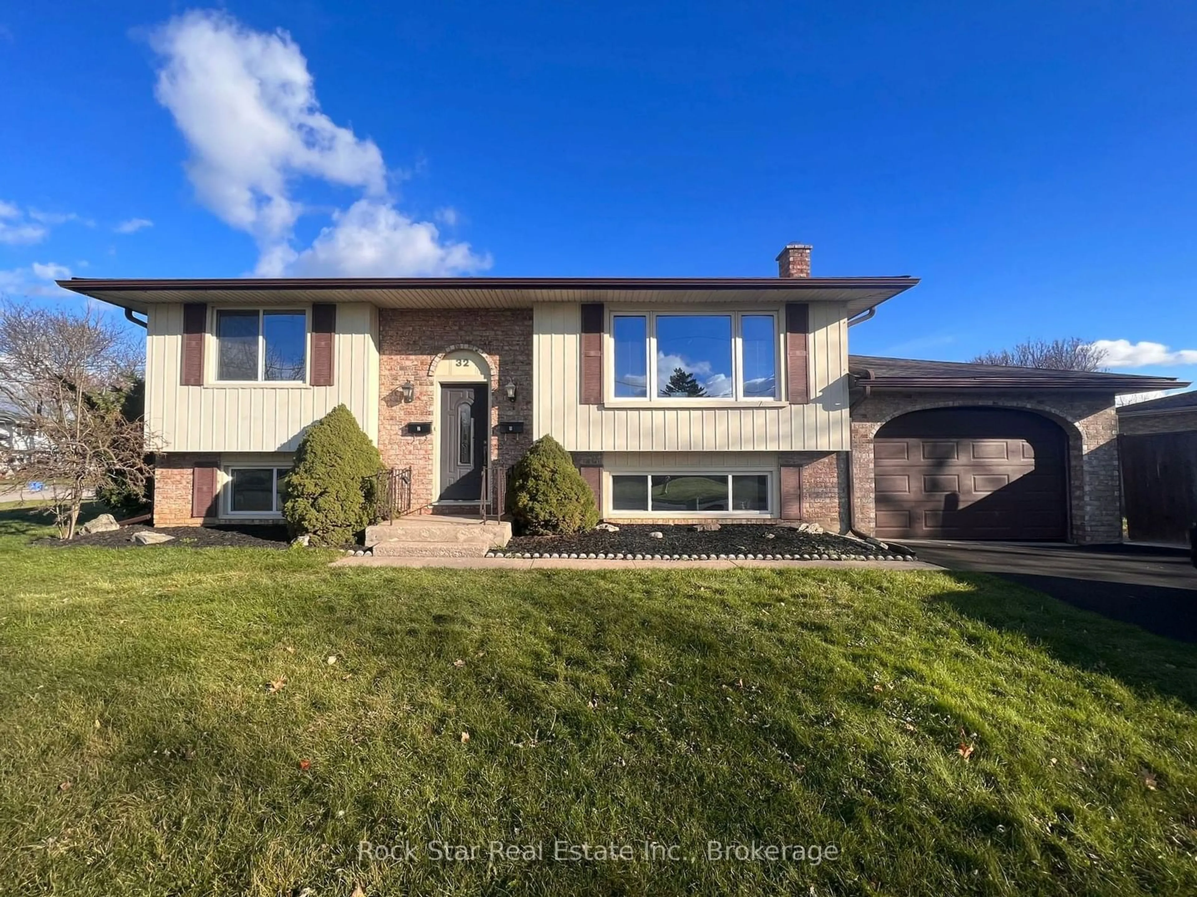 Home with brick exterior material, street for 32 BENDINGROAD Cres, St. Catharines Ontario L2N 5R5