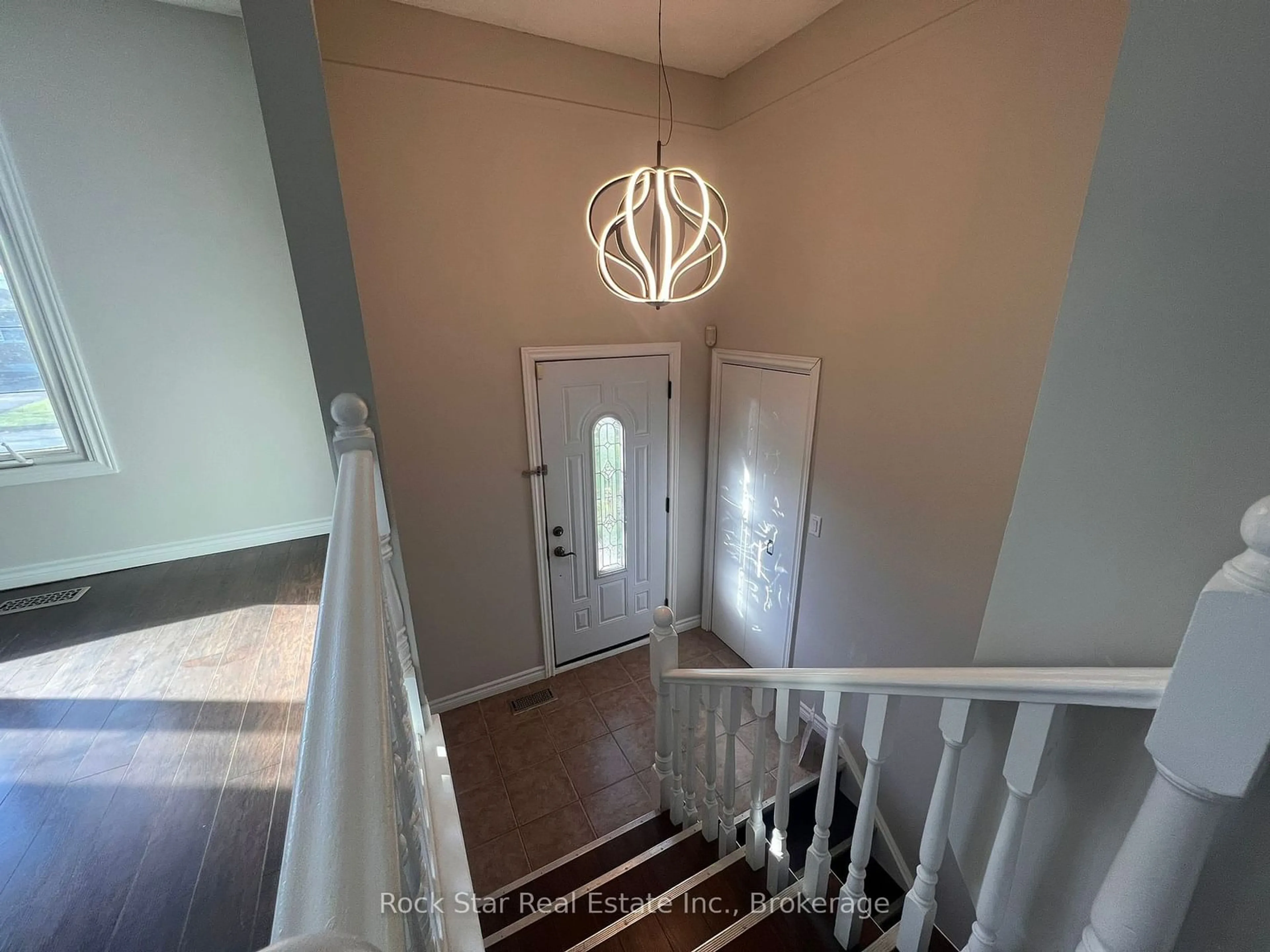 Indoor entryway for 32 BENDINGROAD Cres, St. Catharines Ontario L2N 5R5