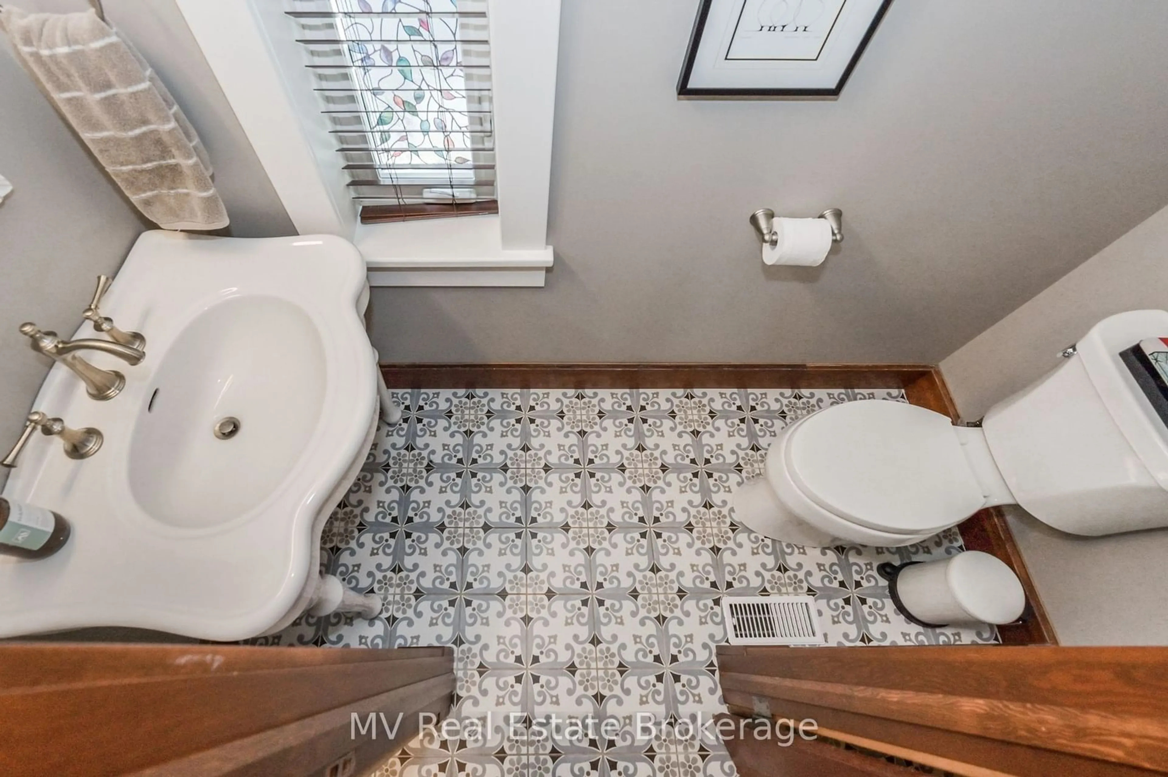 Standard bathroom, ceramic/tile floor for 21 Pearl St, Guelph Ontario N1E 2E4