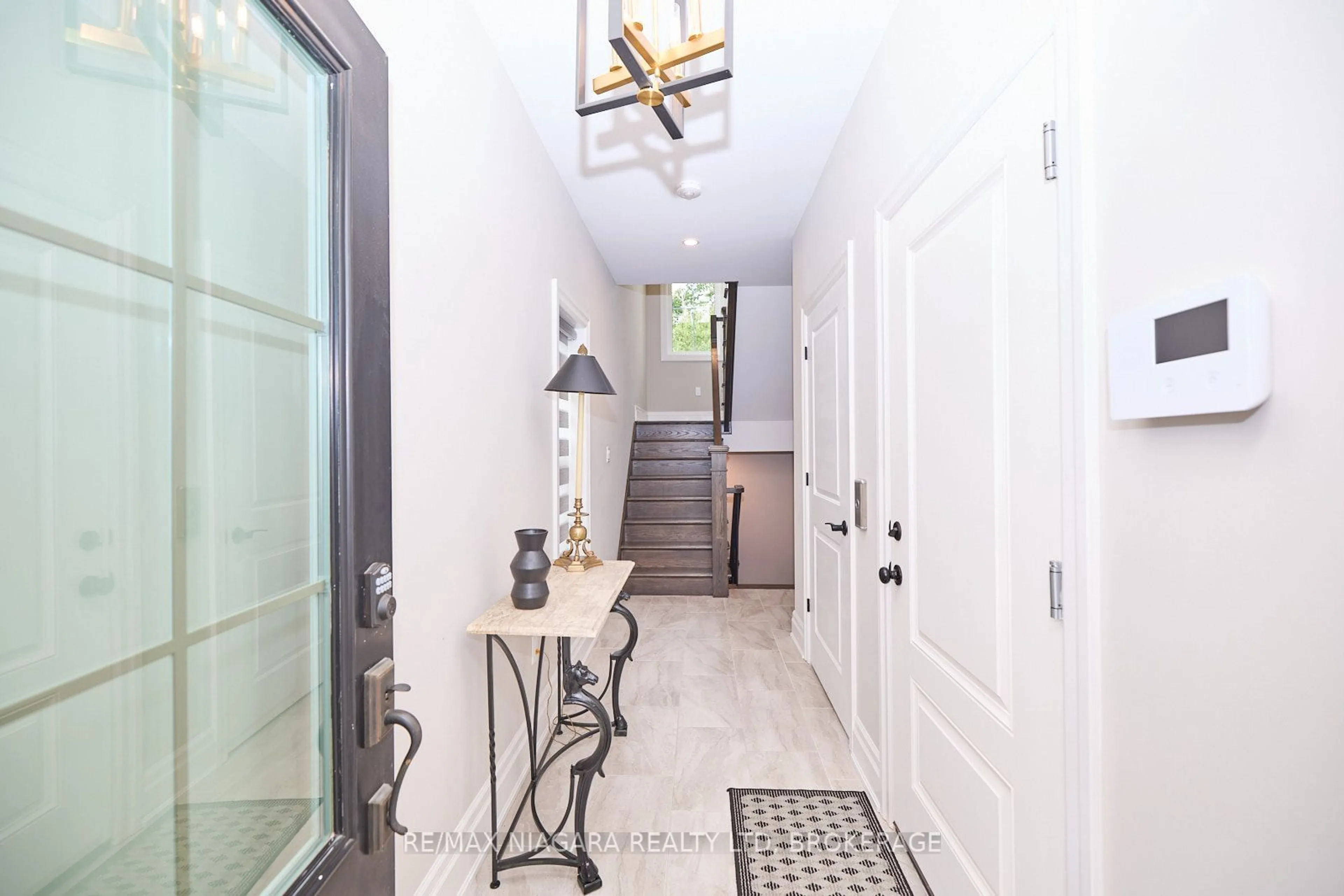 Indoor entryway for 50 Aberdeen Lane, Niagara-on-the-Lake Ontario L0S 1J0