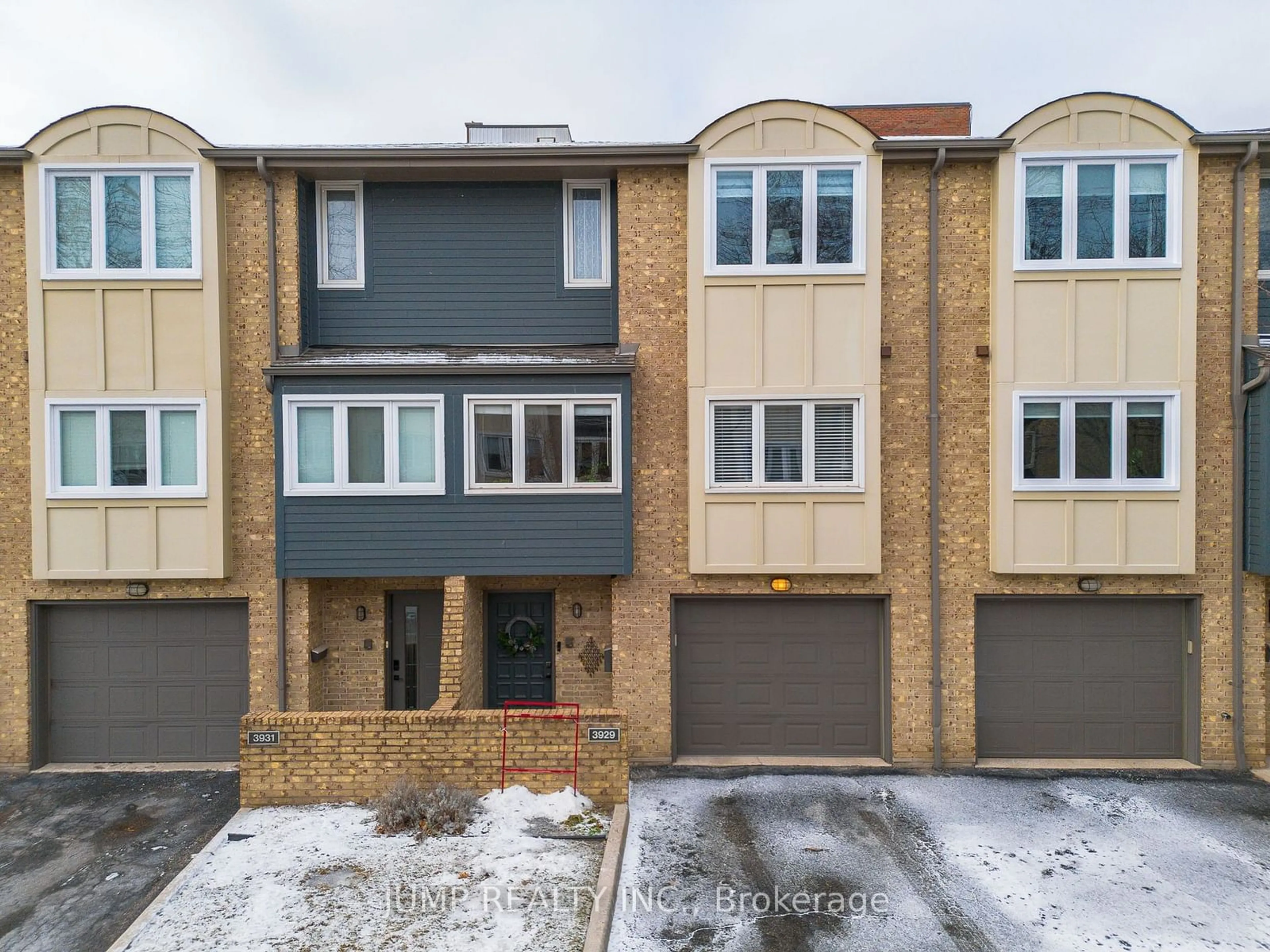 A pic from outside/outdoor area/front of a property/back of a property/a pic from drone, street for 3929 Riverside Dr #3, Windsor Ontario N8Y 1B1