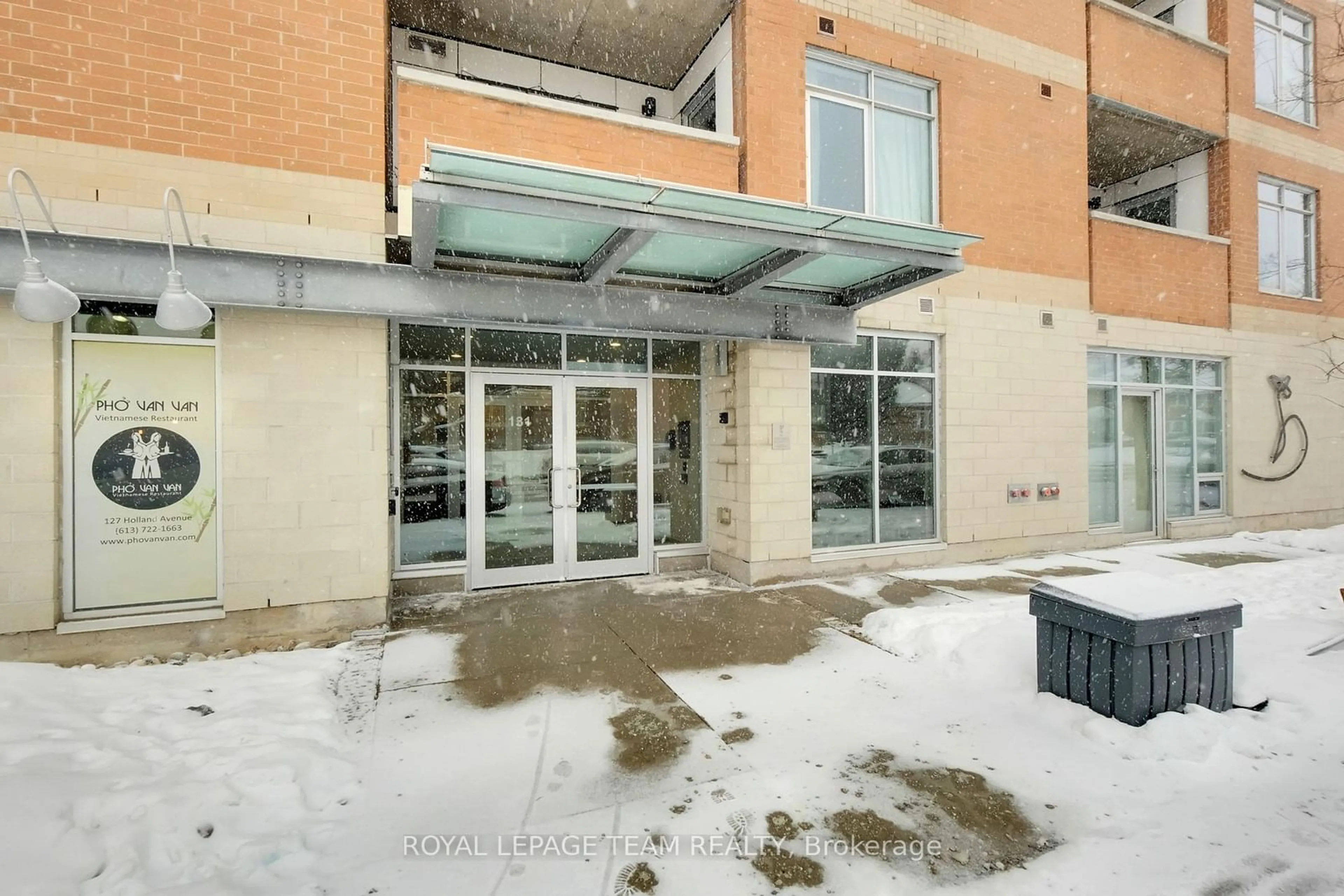 Indoor foyer for 131 HOLLAND Ave #305, Tunneys Pasture and Ottawa West Ontario K1Y 3A2