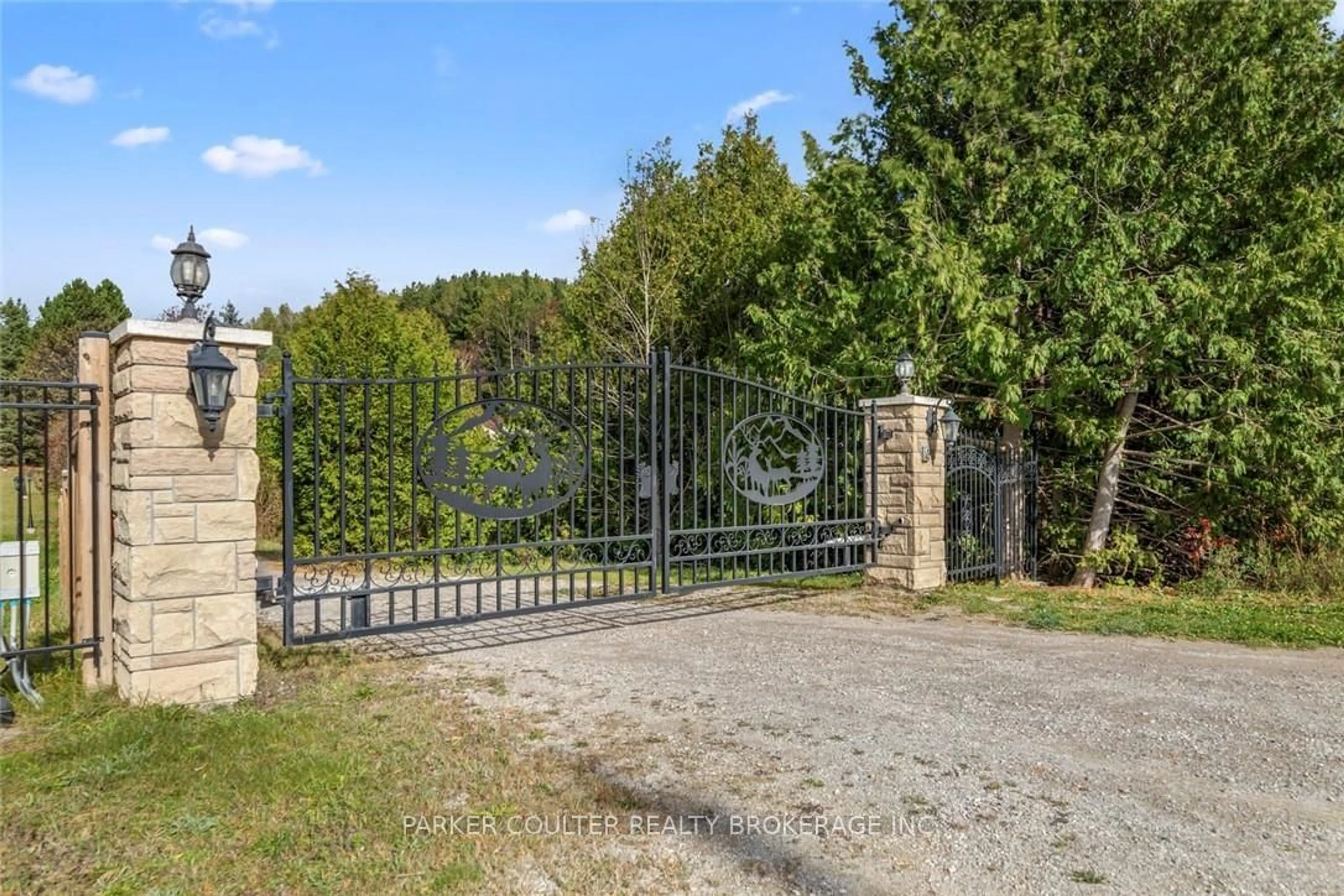 A pic from outside/outdoor area/front of a property/back of a property/a pic from drone, street for 428239 25th Side Rd, Mono Ontario L9W 2Y8