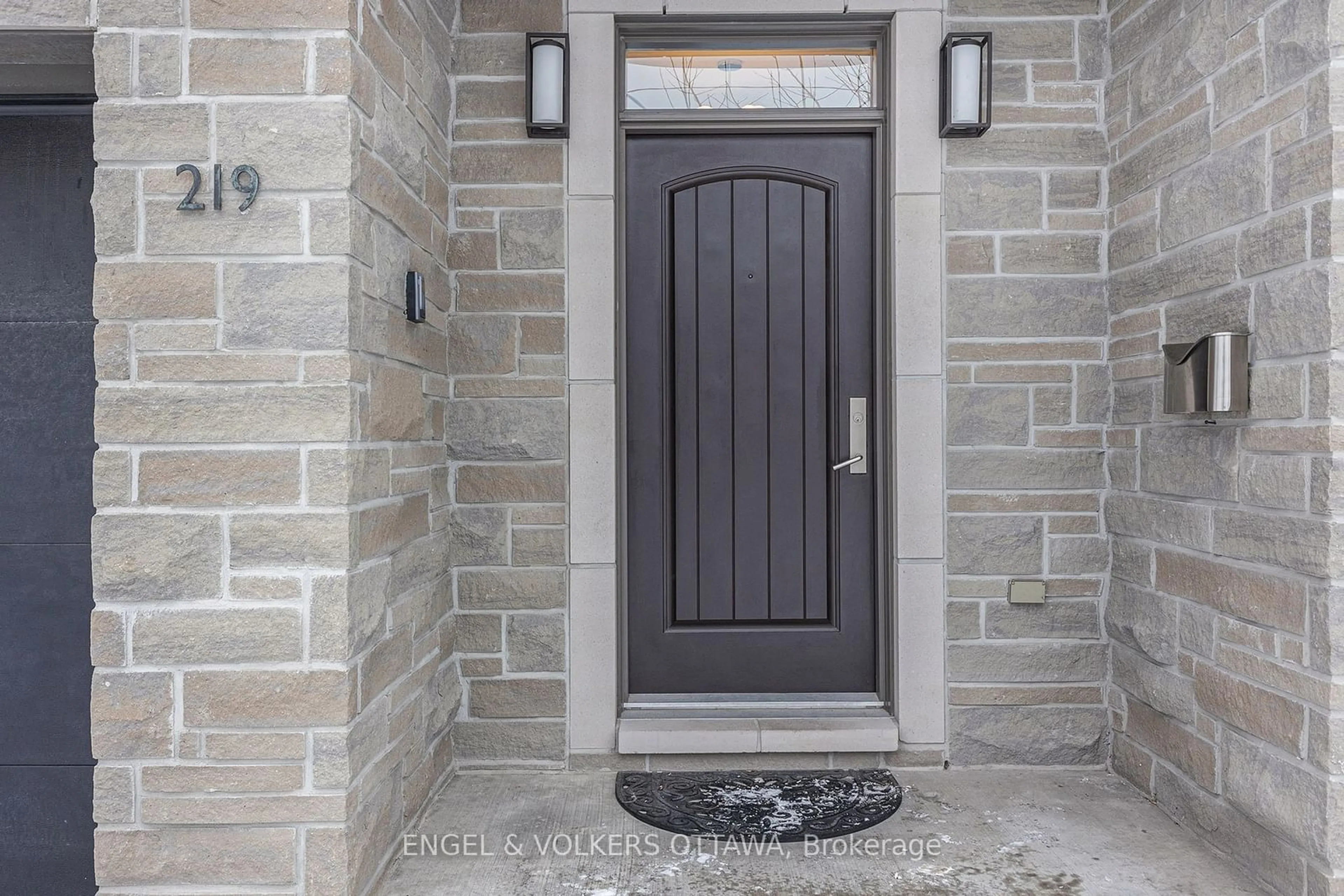 Indoor entryway for 219 Carleton Ave, Tunneys Pasture and Ottawa West Ontario K1Y 0J5