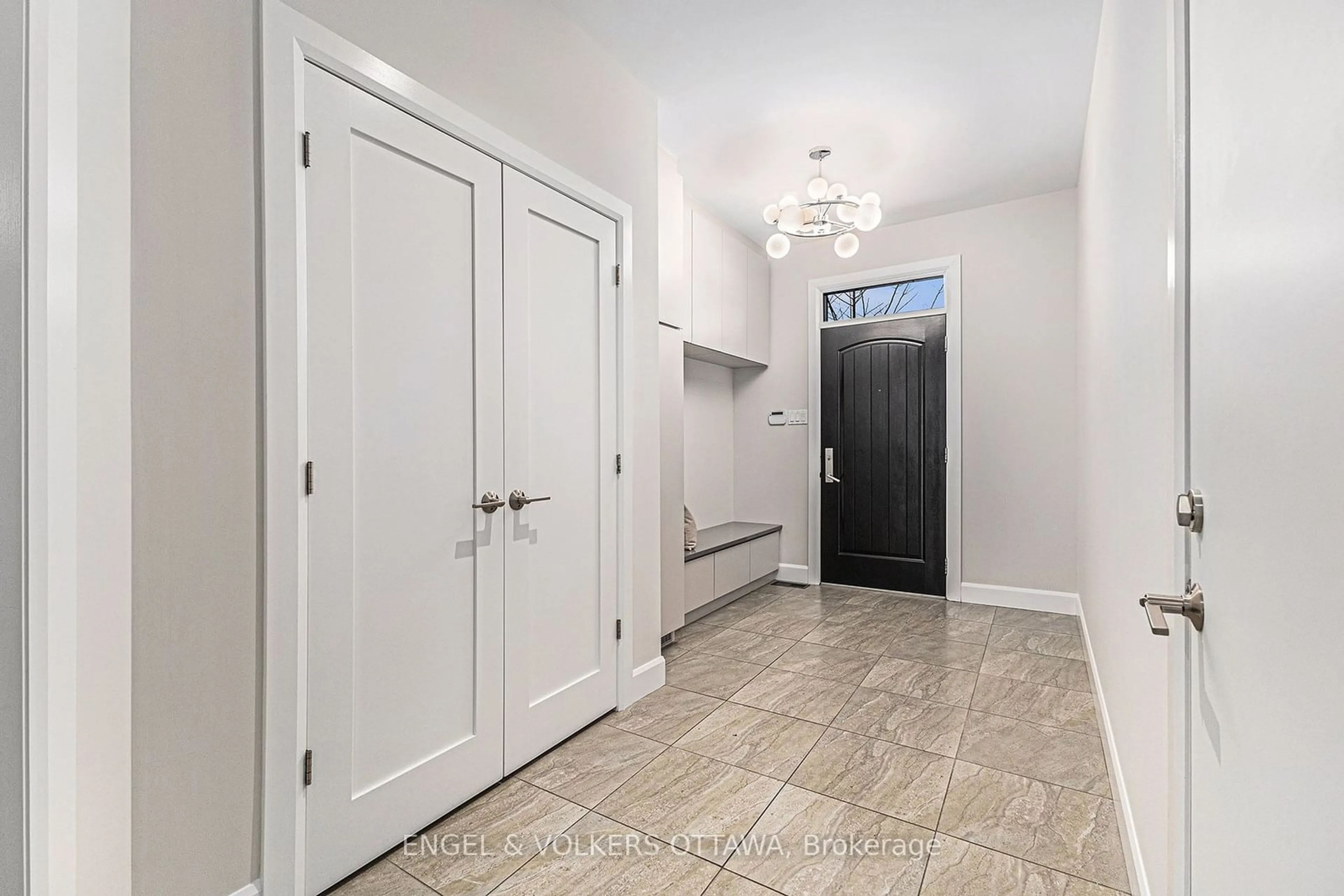 Indoor entryway for 219 Carleton Ave, Tunneys Pasture and Ottawa West Ontario K1Y 0J5