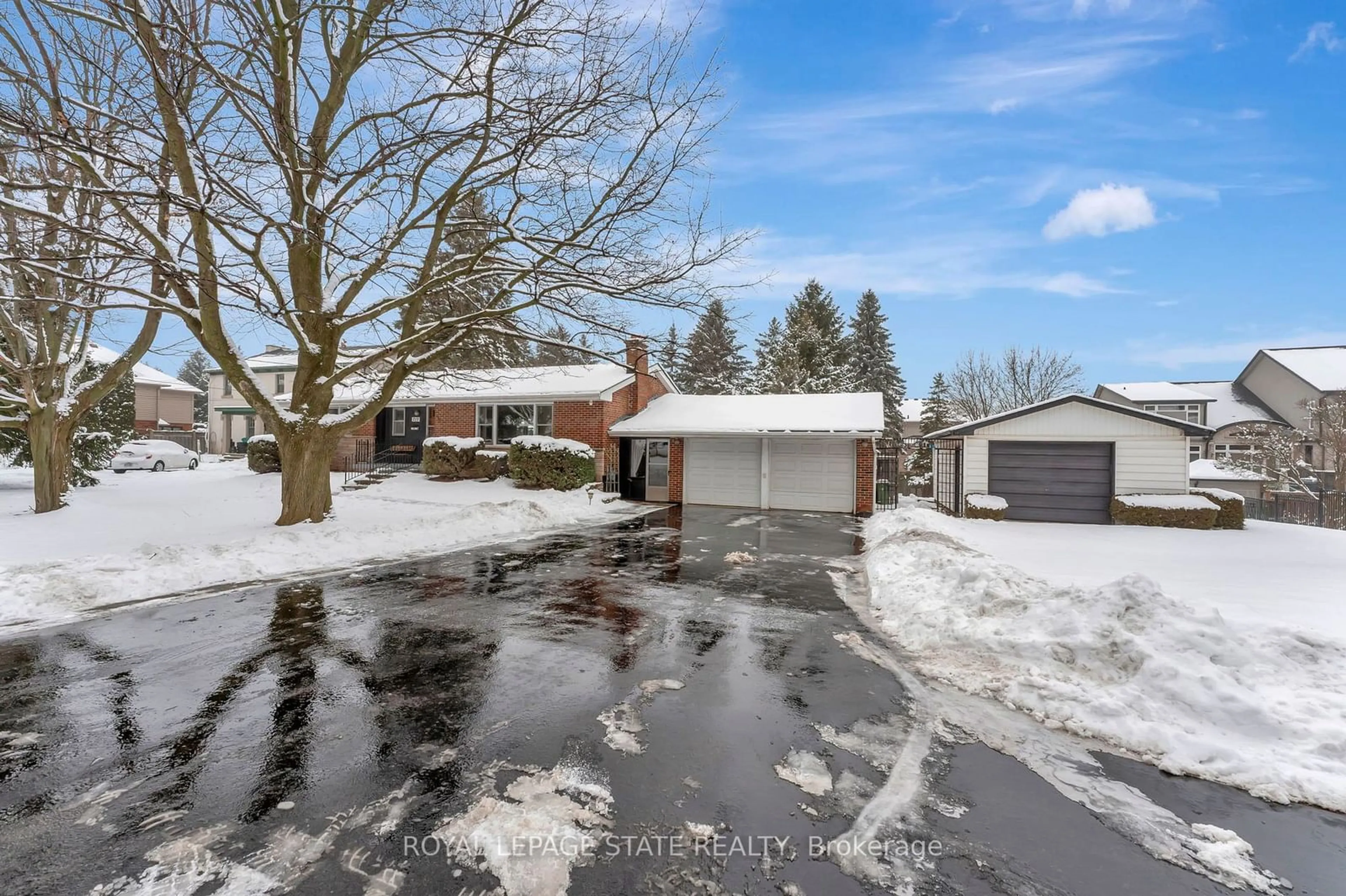 A pic from outside/outdoor area/front of a property/back of a property/a pic from drone, street for 717 Mohawk Rd, Hamilton Ontario L9G 2X1