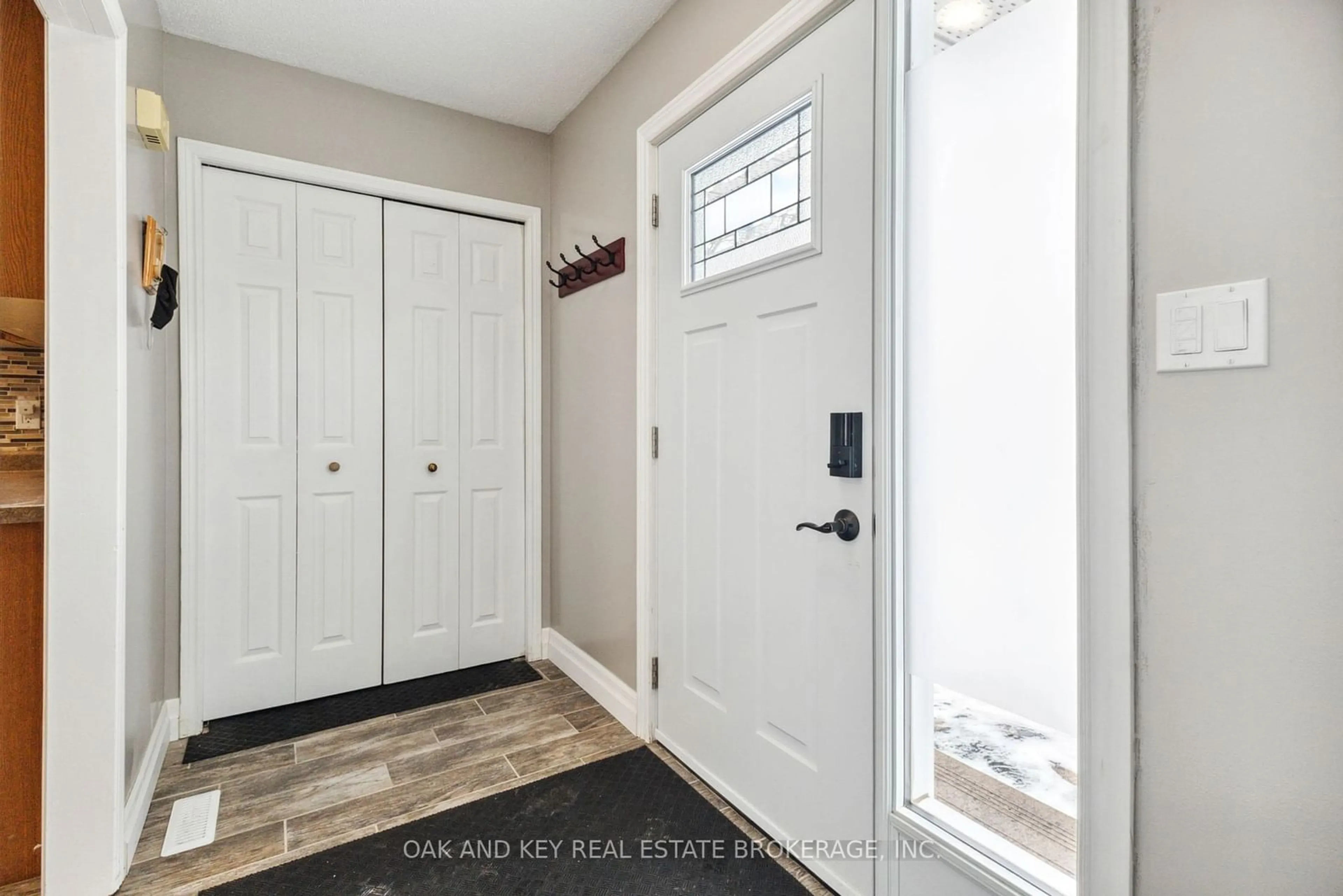 Indoor entryway for 6 WEYMOUTH Dr, London Ontario N5V 4E7