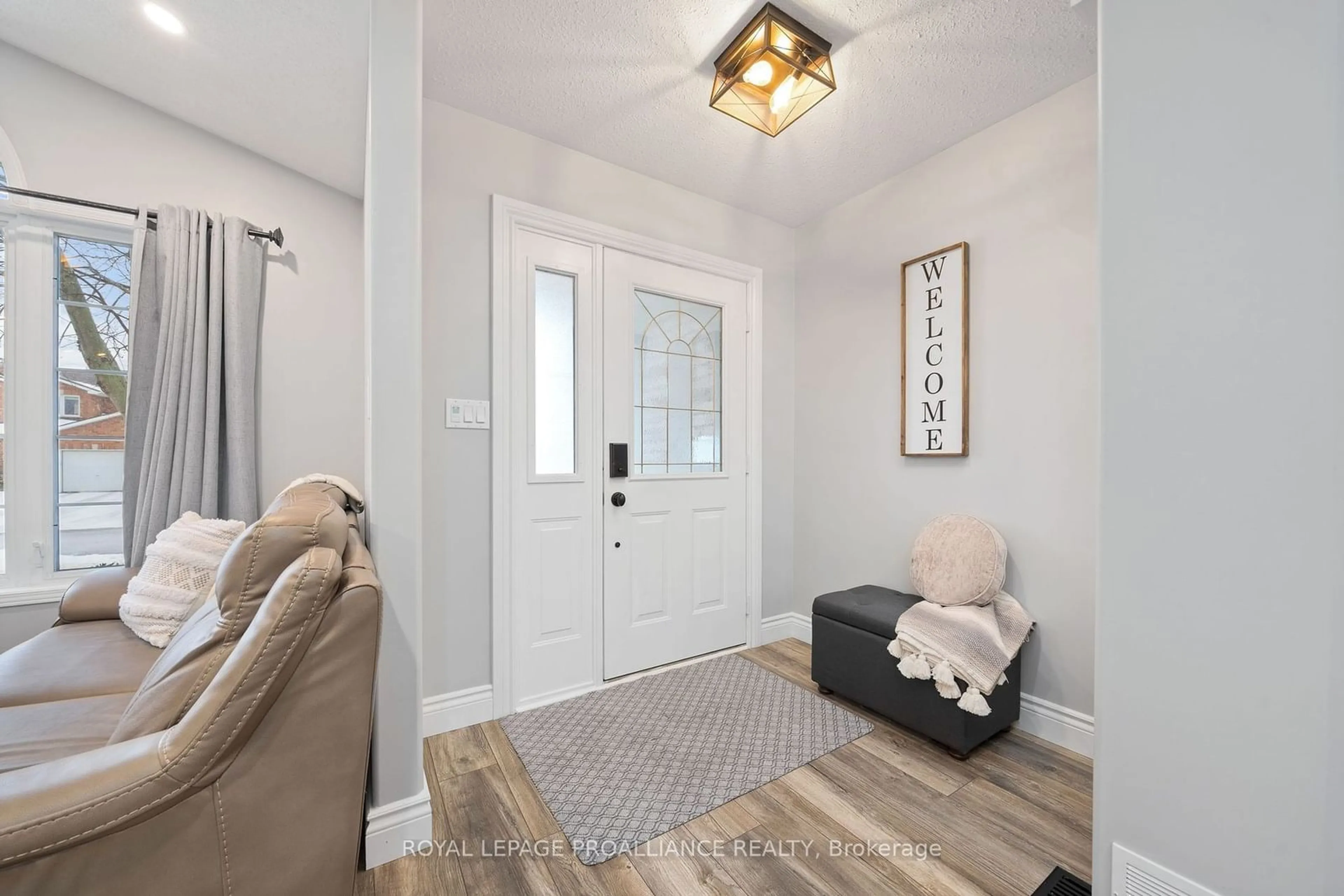 Indoor entryway for 23 Spruce Gdns, Belleville Ontario K8N 5W3