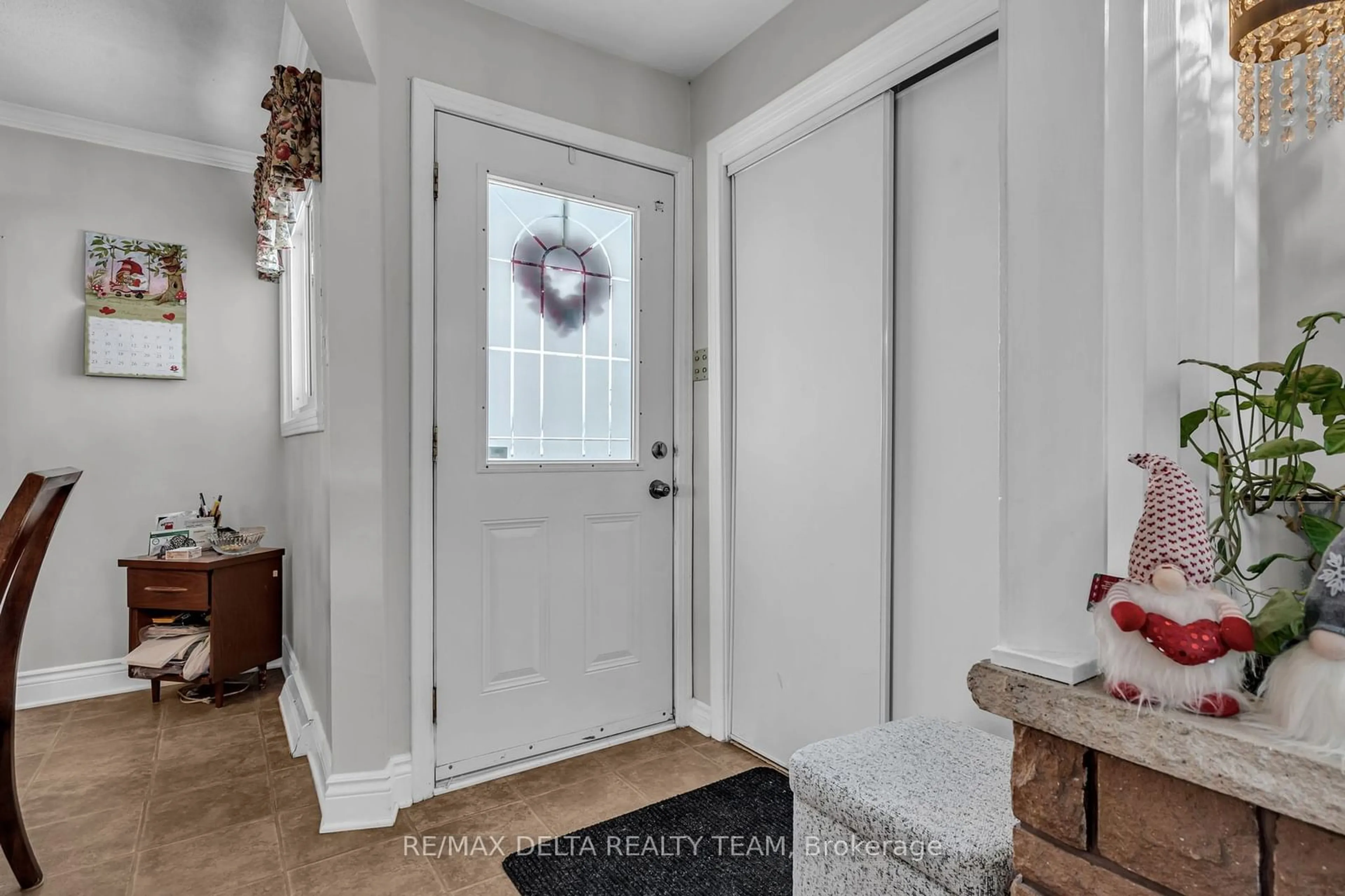 Indoor entryway for 920 LAVIOLETTE St, Clarence-Rockland Ontario K4K 1B1