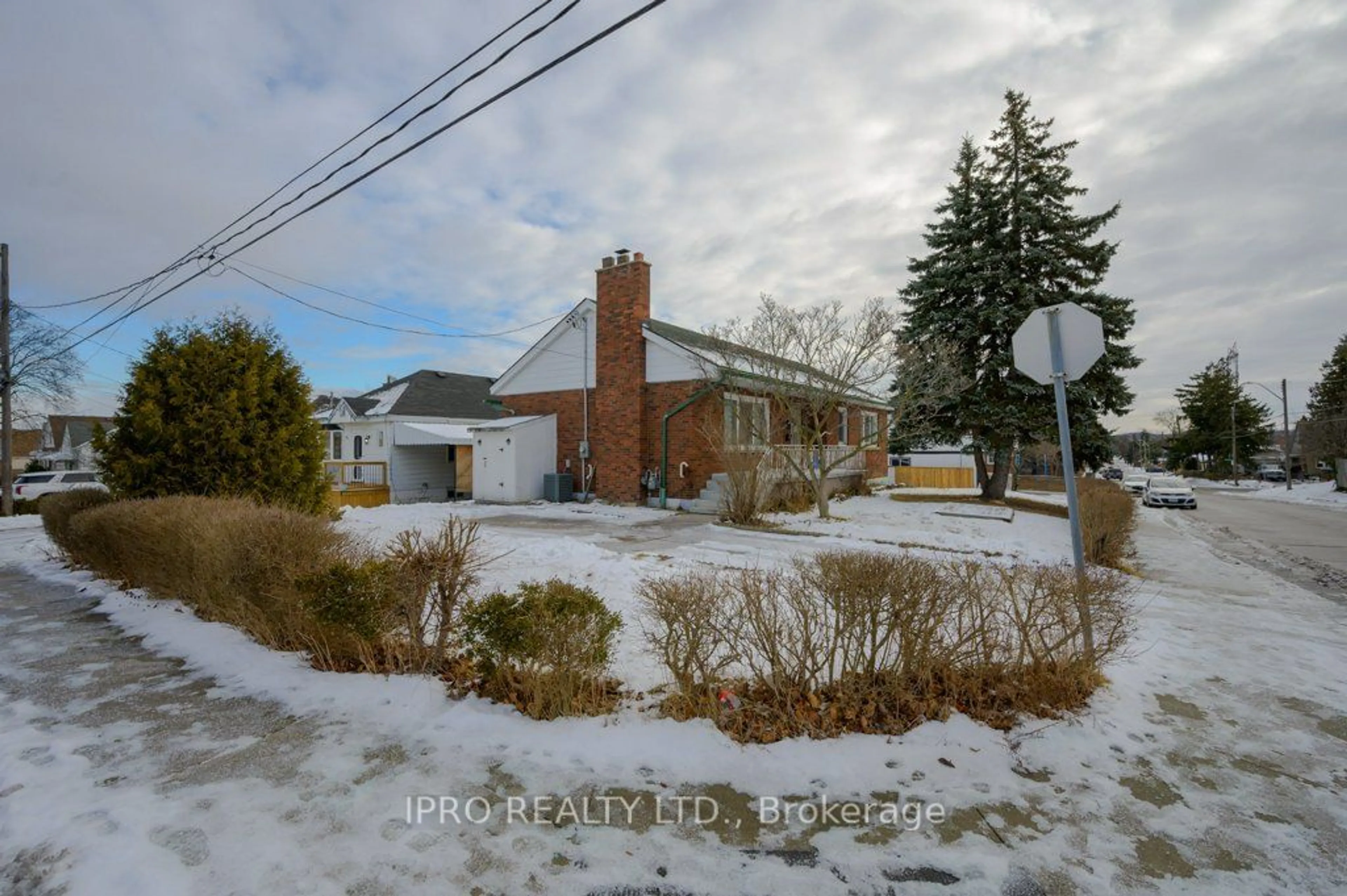 A pic from outside/outdoor area/front of a property/back of a property/a pic from drone, street for 41 Dumbarton Ave, Hamilton Ontario L8K 5B5