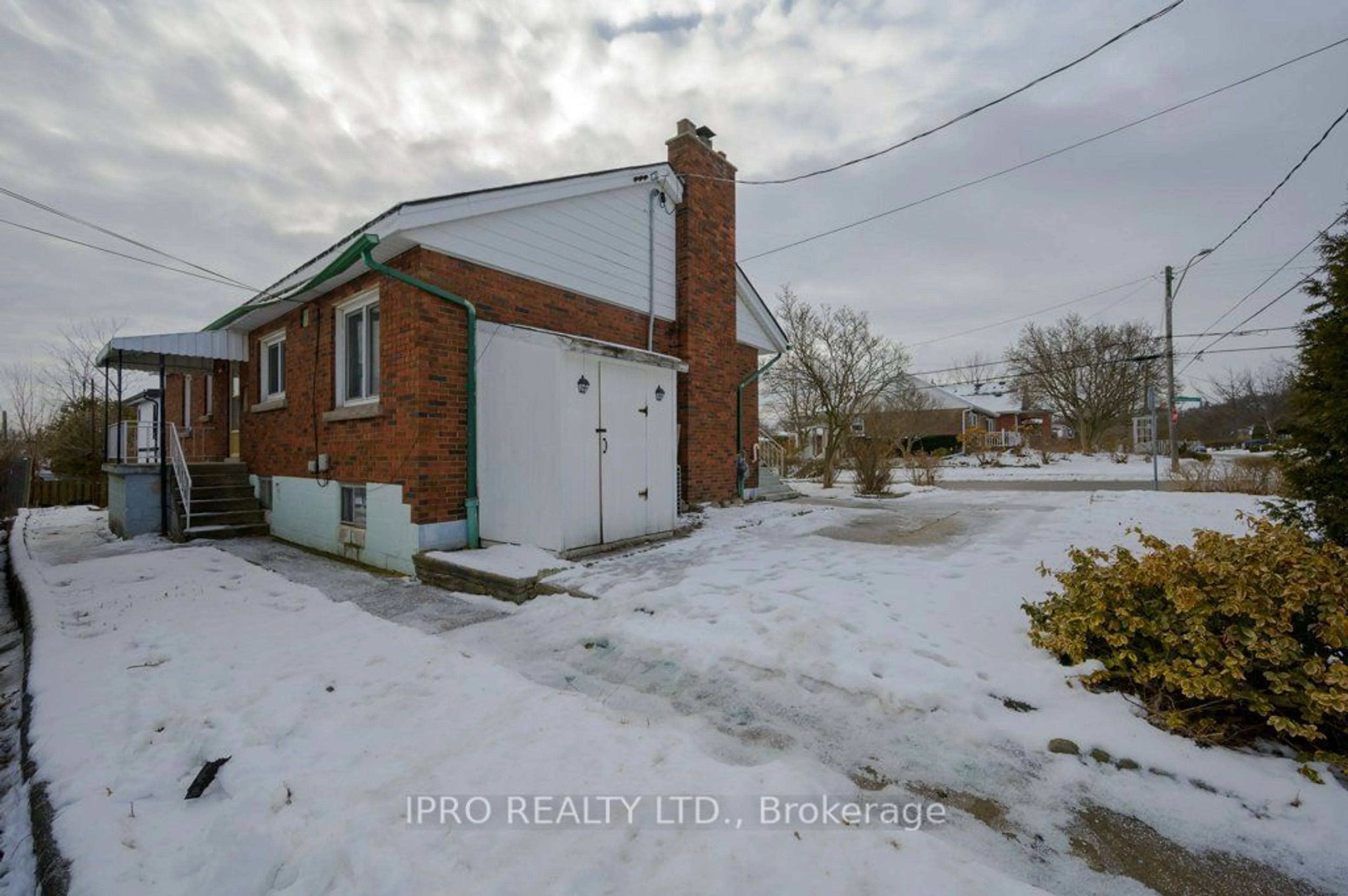 A pic from outside/outdoor area/front of a property/back of a property/a pic from drone, street for 41 Dumbarton Ave, Hamilton Ontario L8K 5B5