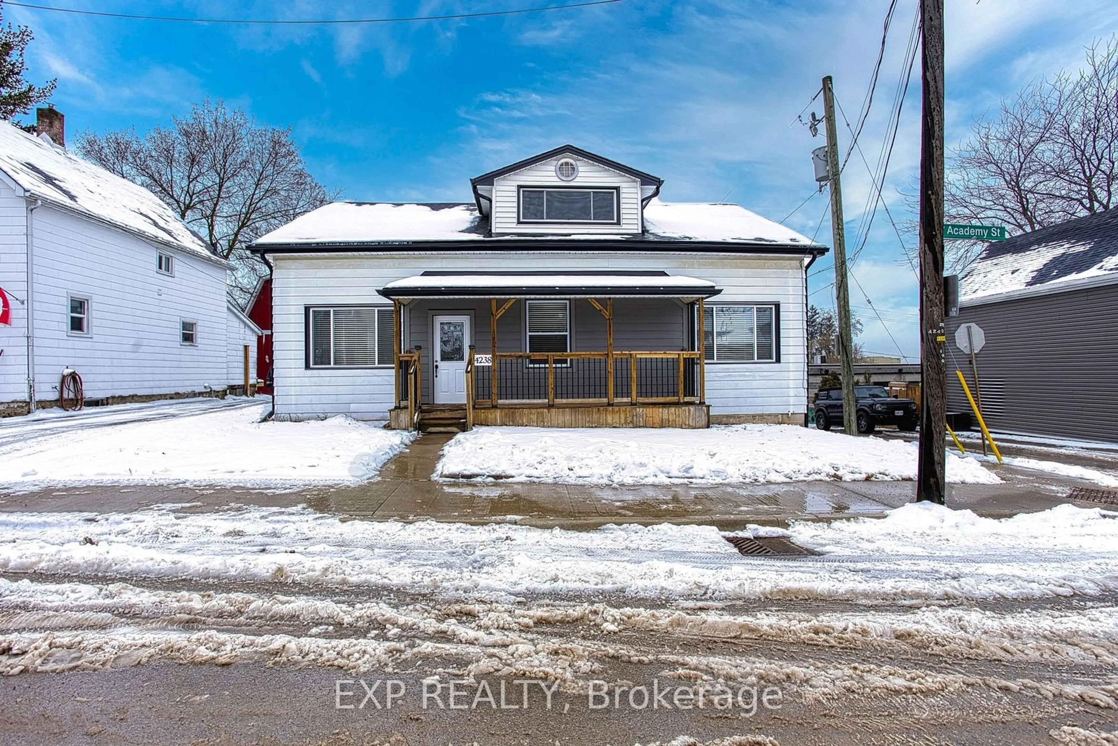 A pic from outside/outdoor area/front of a property/back of a property/a pic from drone, street for 4238 Academy St, Lincoln Ontario L0R 1B0