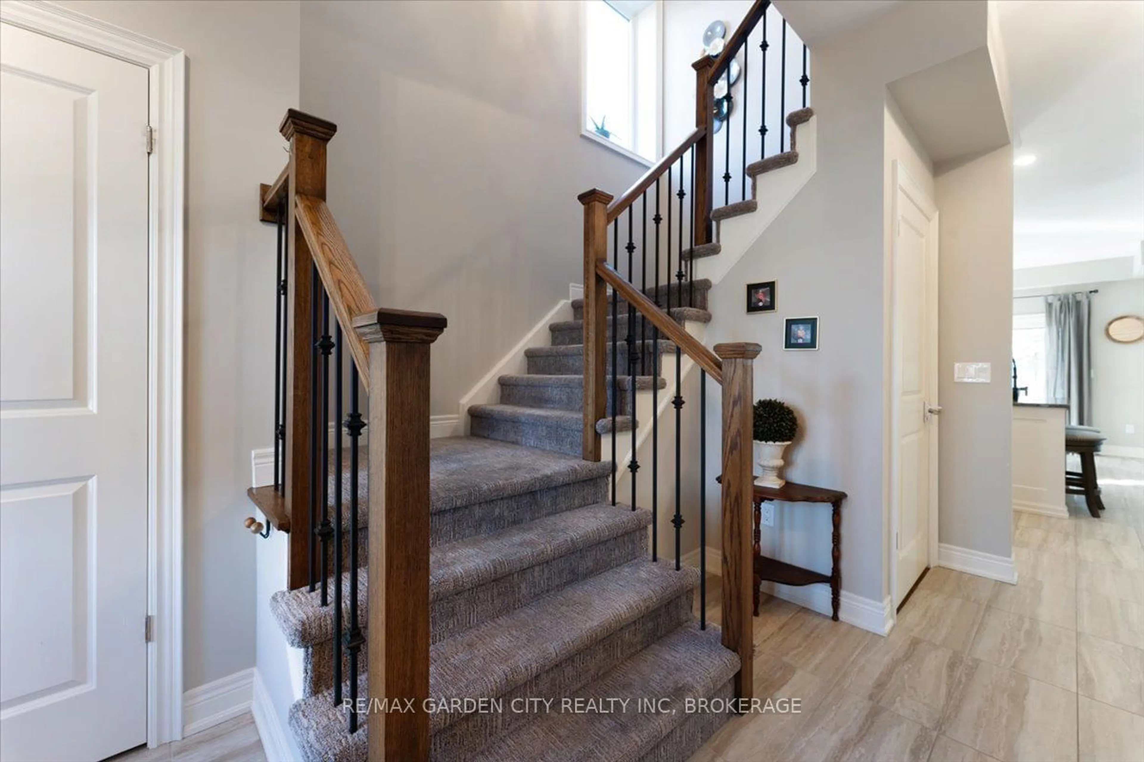 Stairs for 23 WILLOWBROOK Dr, Welland Ontario L3C 0G1