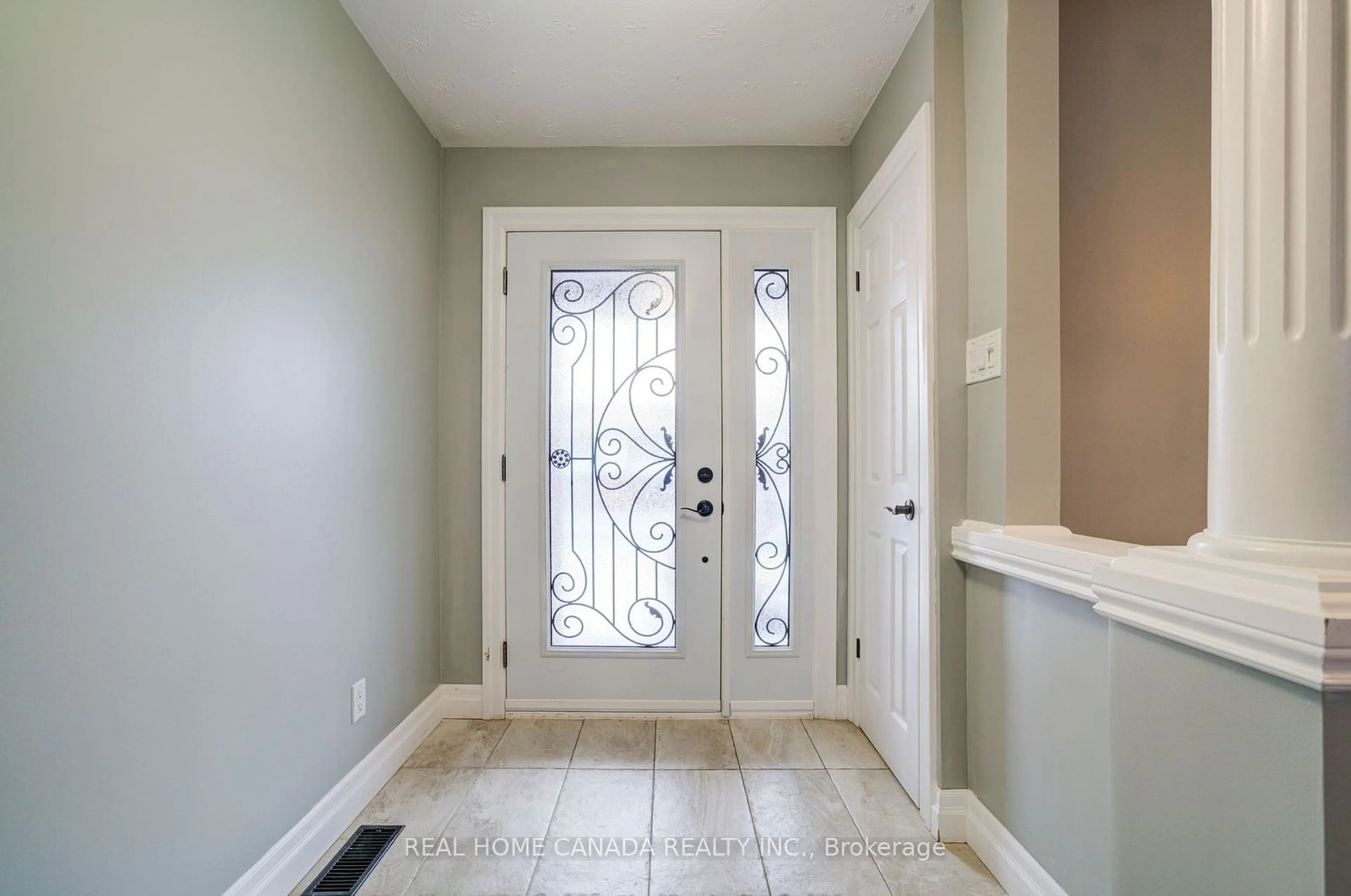 Indoor entryway for 320 Highridge Ave, Hamilton Ontario L8E 3W4