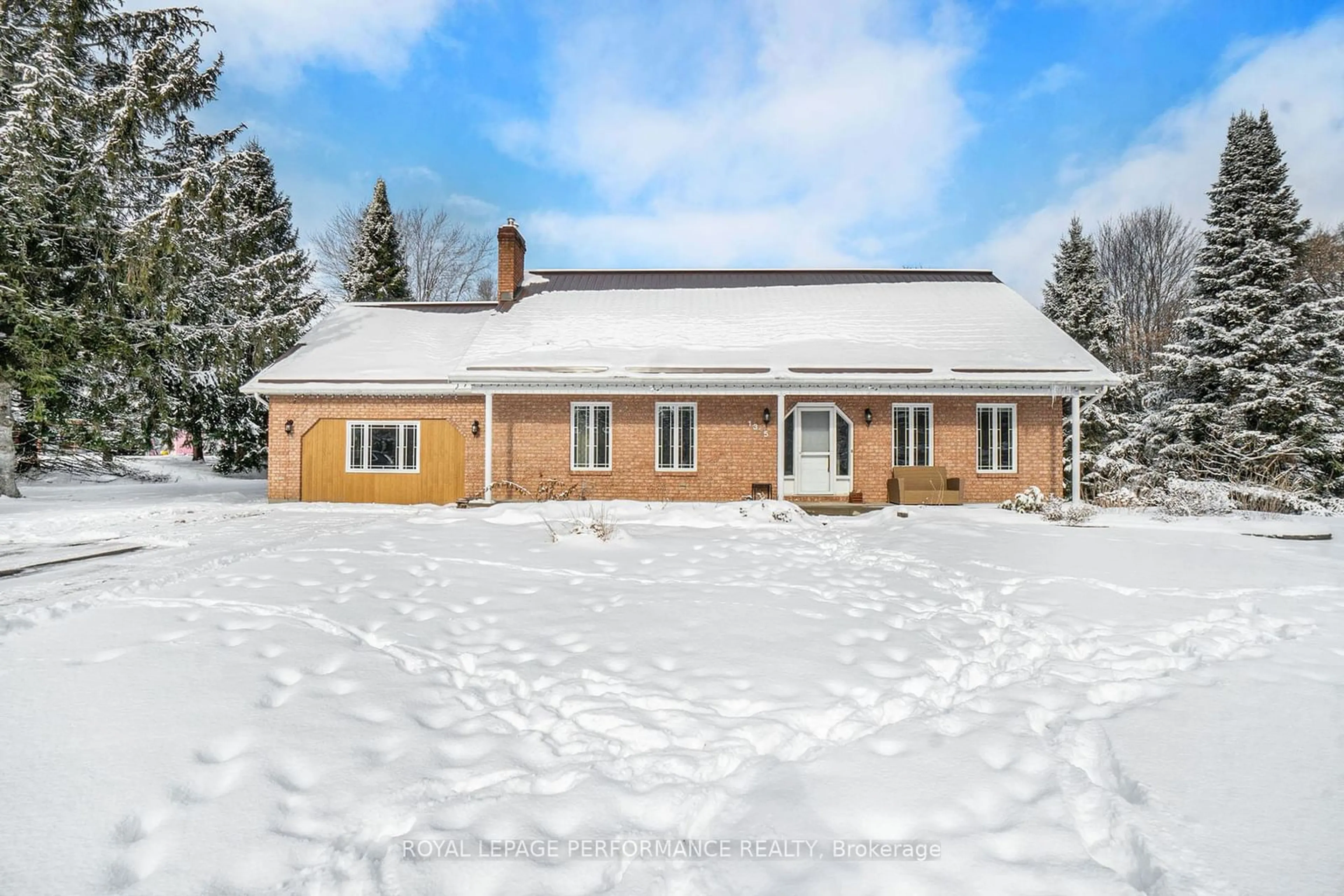 A pic from outside/outdoor area/front of a property/back of a property/a pic from drone, unknown for 1395 Notre-Dame St, Russell Ontario K0A 1W0