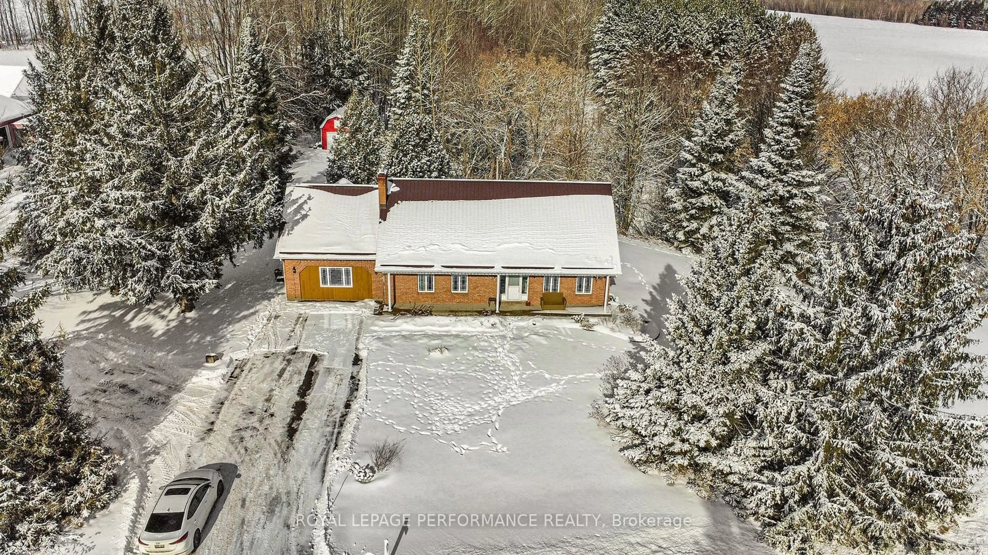 A pic from outside/outdoor area/front of a property/back of a property/a pic from drone, building for 1395 Notre-Dame St, Russell Ontario K0A 1W0