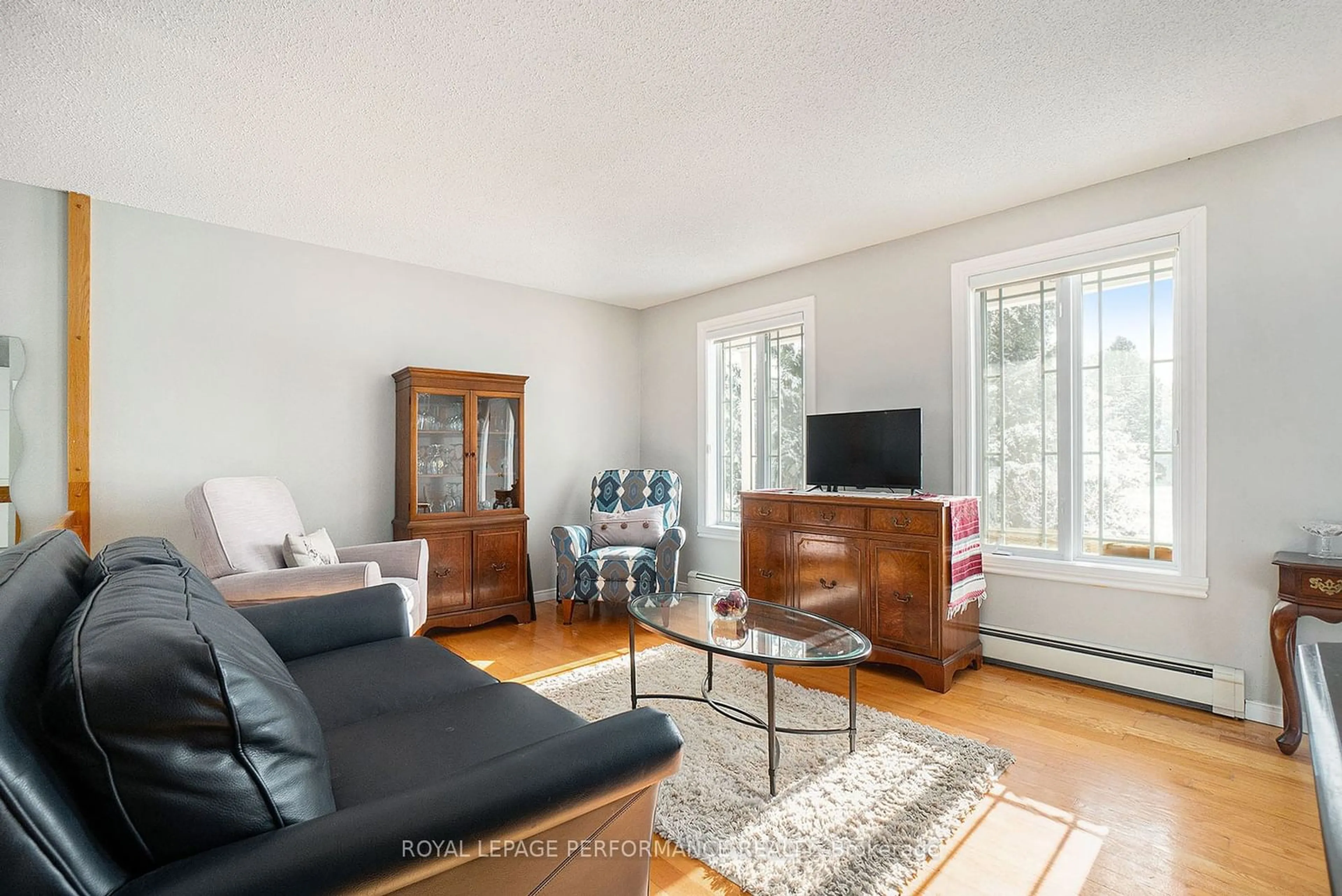 Living room with furniture, wood/laminate floor for 1395 Notre-Dame St, Russell Ontario K0A 1W0