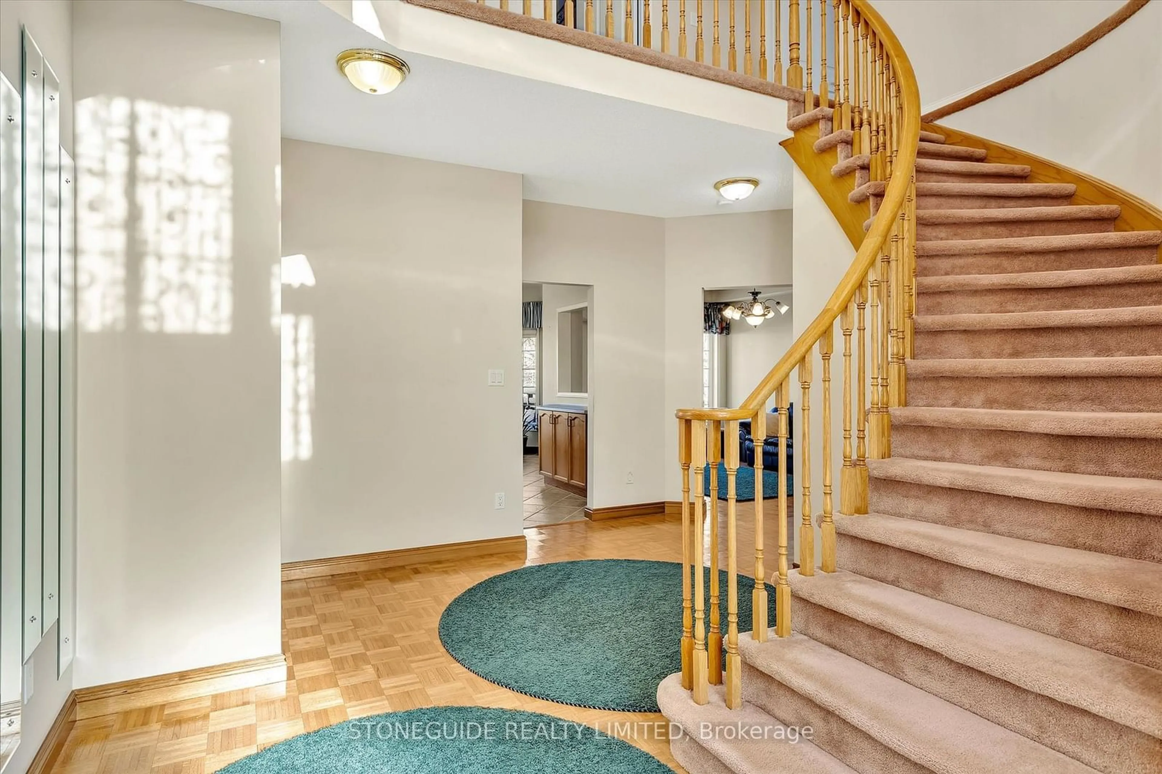 Indoor foyer for 1312 Wildlark Dr, Peterborough Ontario K9K 2J5