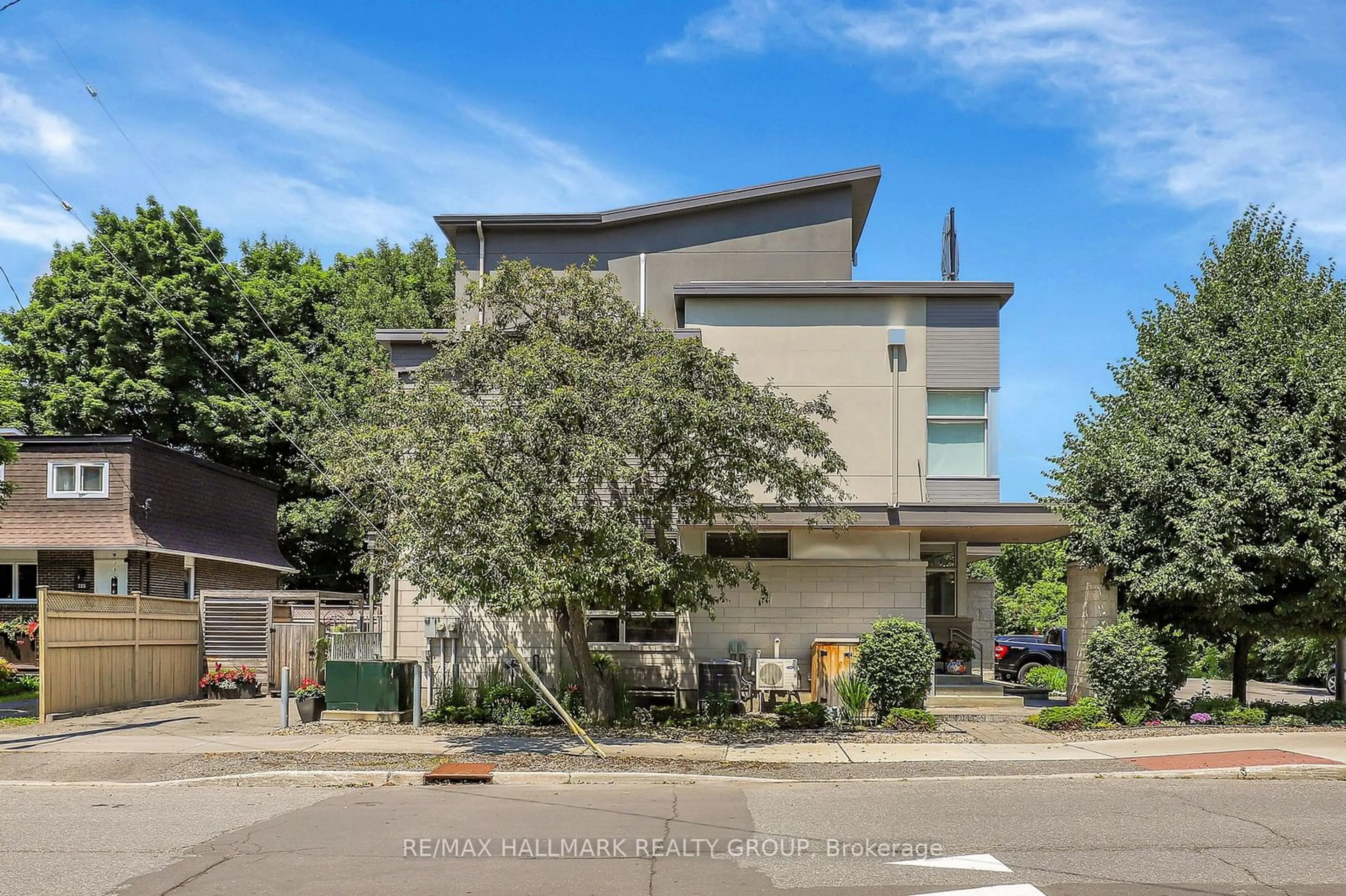 A pic from outside/outdoor area/front of a property/back of a property/a pic from drone, street for 272 BEECHGROVE Ave, Westboro - Hampton Park Ontario K1Z 6R3