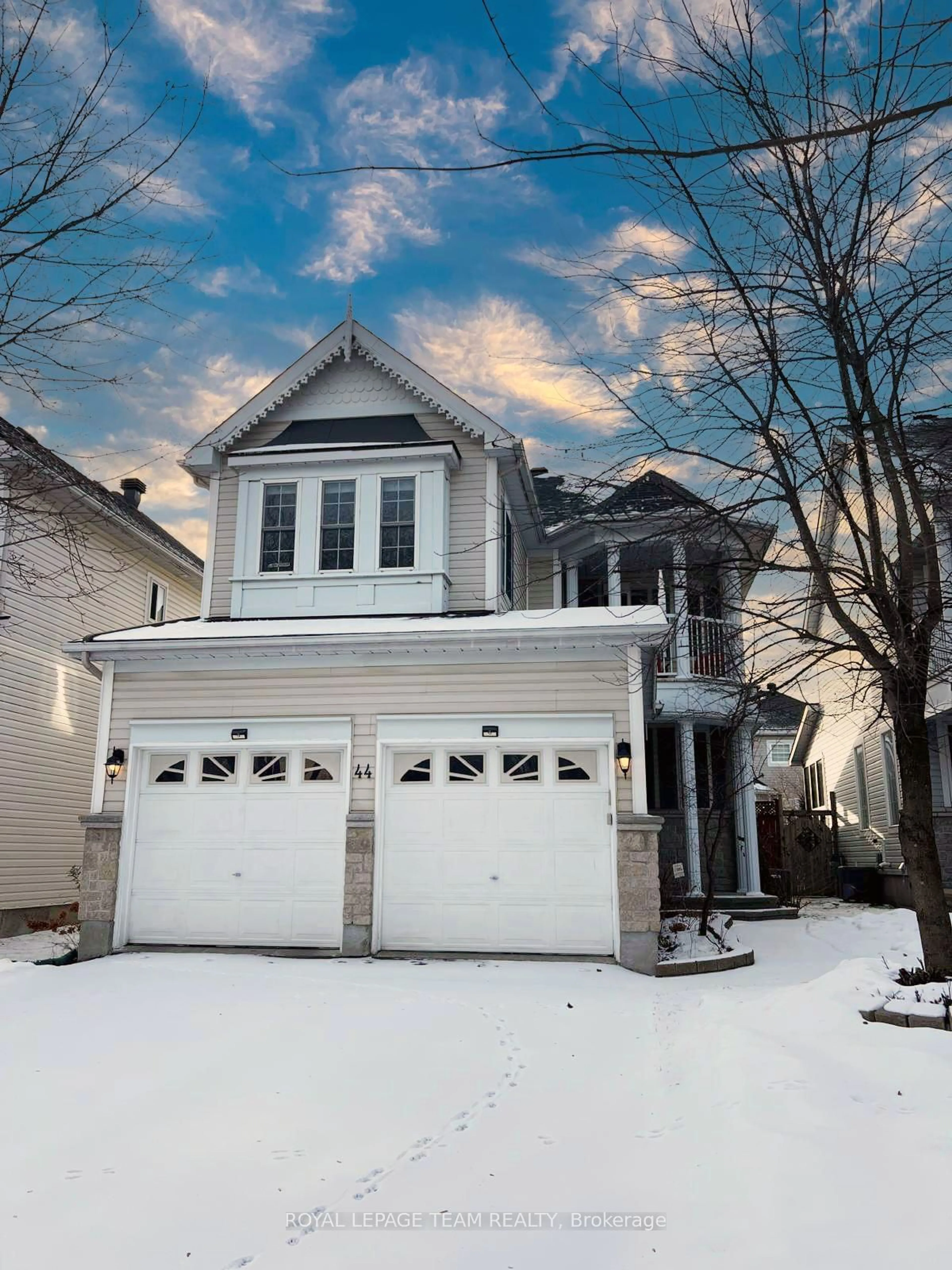 Home with vinyl exterior material, street for 44 GRENGOLD Way, Kanata Ontario K2T 1E2