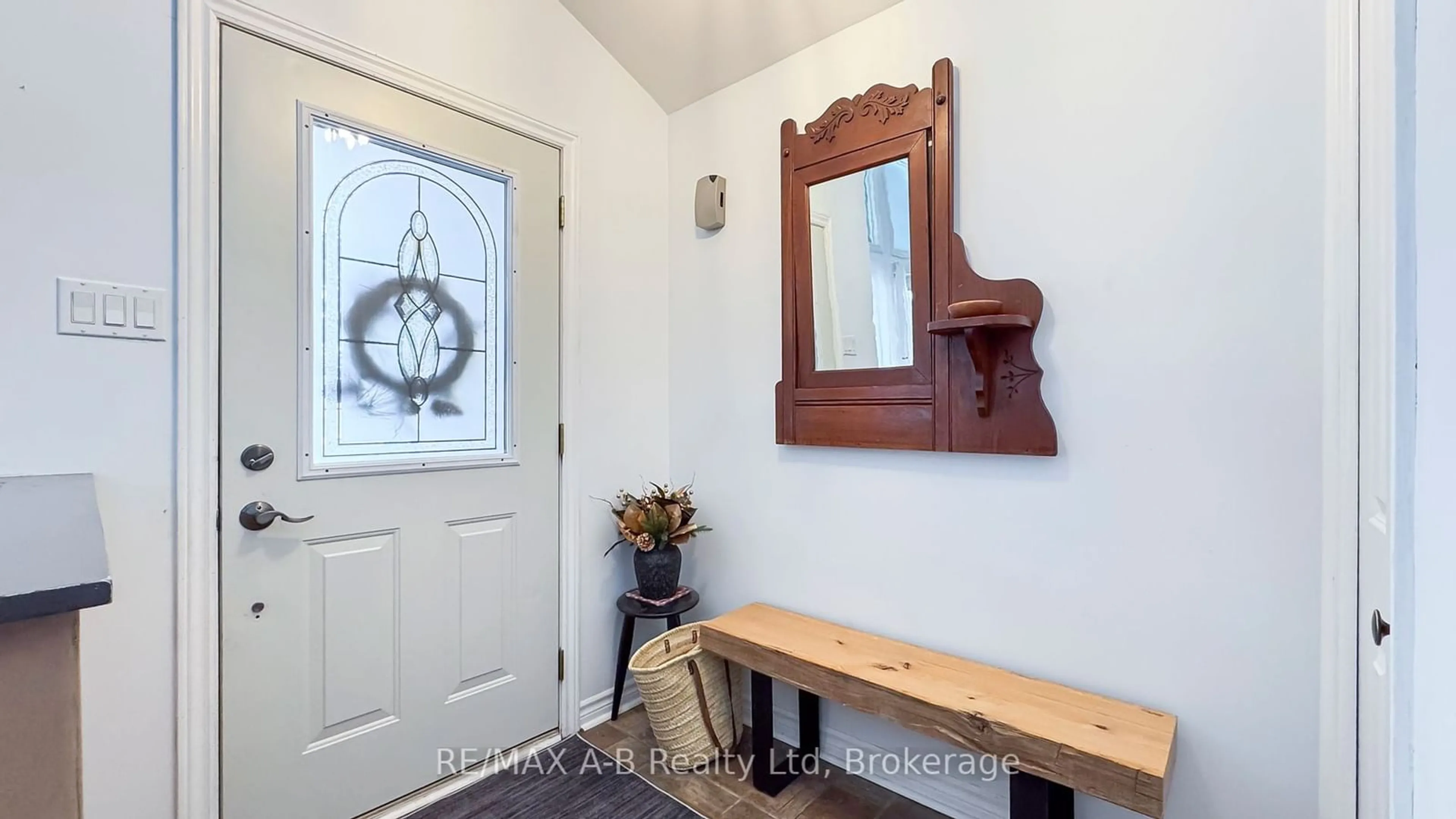 Indoor entryway for 3981 111 Rd, Perth East Ontario N5A 6S5