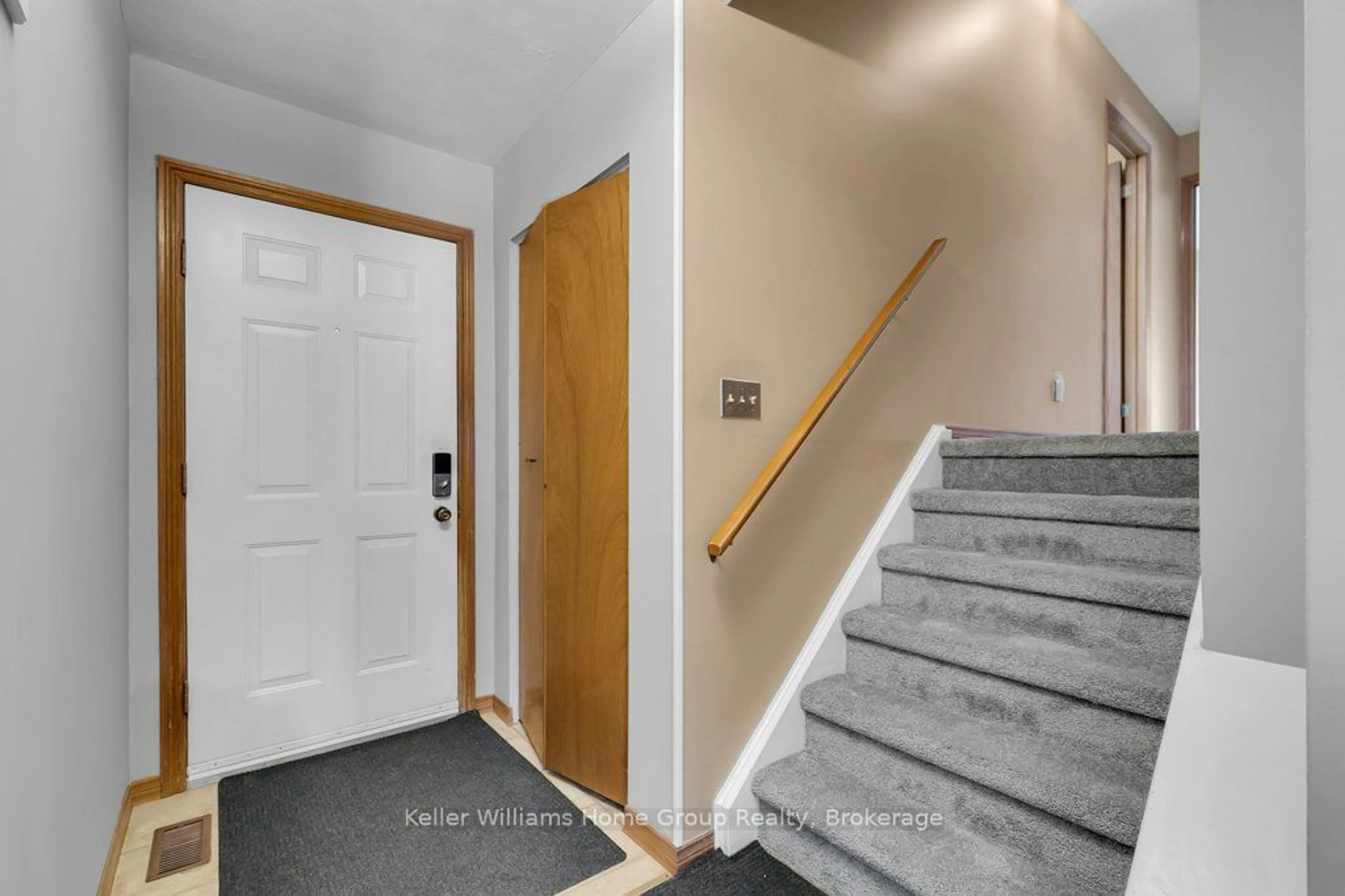 Indoor entryway for 4 Market St, Kitchener Ontario N2K 1H2