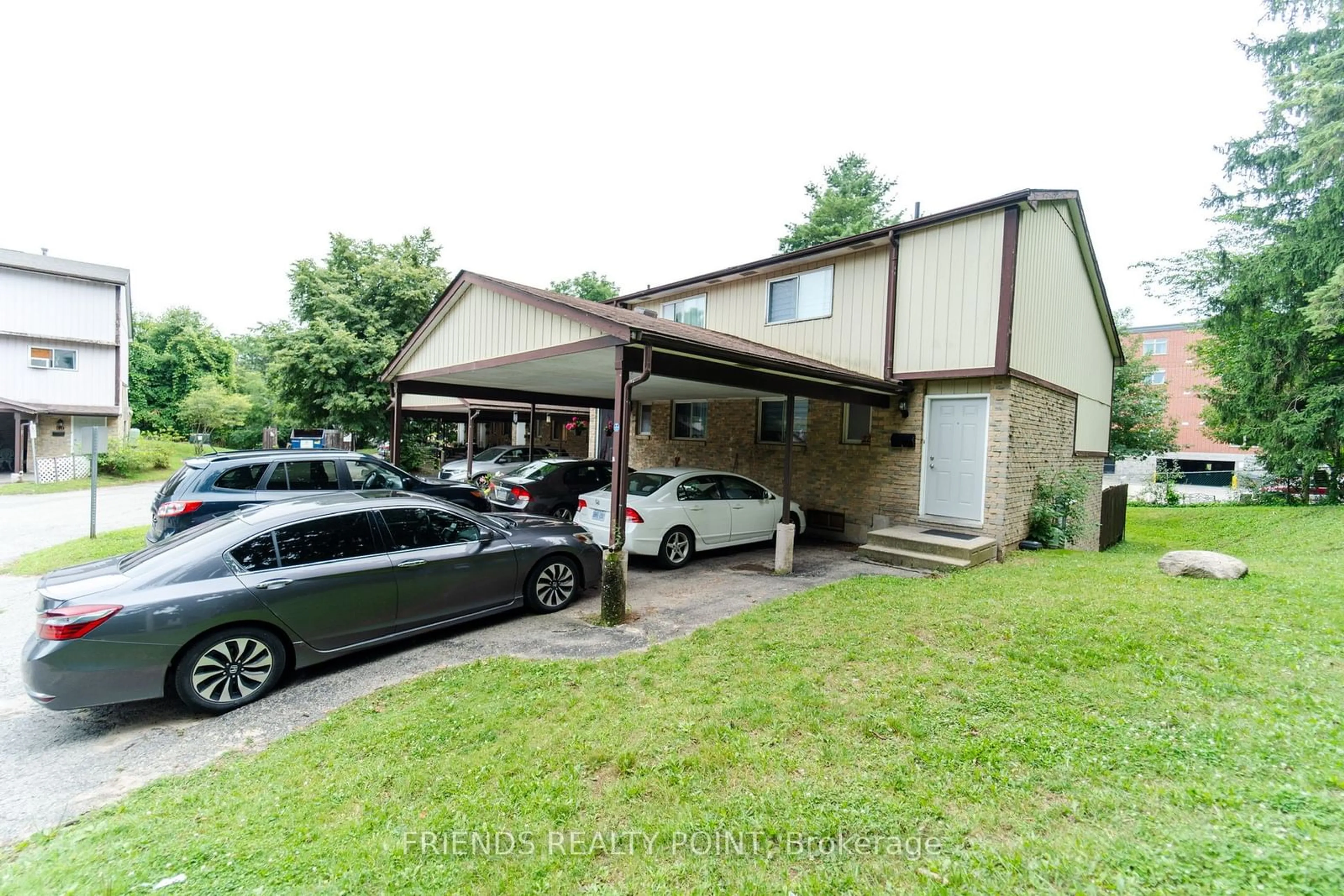 A pic from outside/outdoor area/front of a property/back of a property/a pic from drone, street for 80 Churchill St #22, Waterloo Ontario N2L 2X2