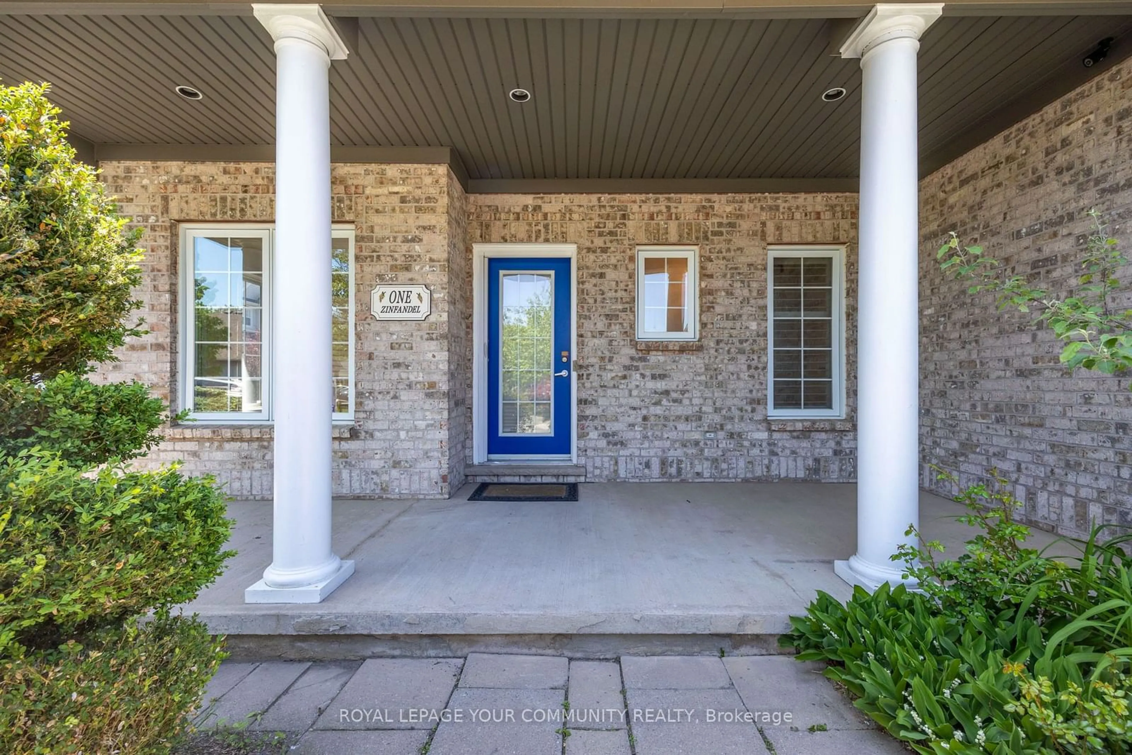 Indoor entryway for 1 Zinfandel Crt, Niagara-on-the-Lake Ontario L0S 1J0