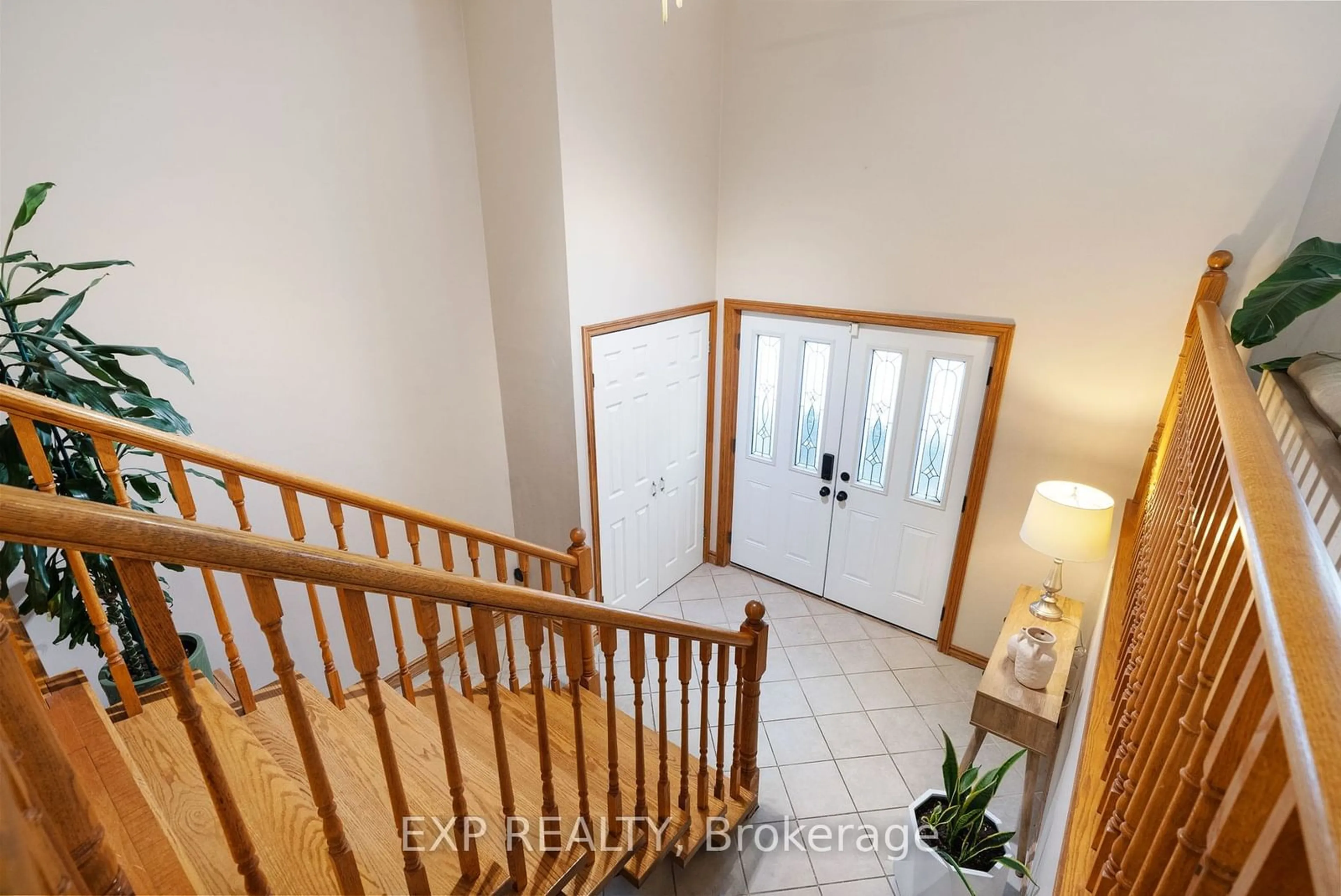 Indoor foyer for 8408 Trotters Lane, Cobourg Ontario K9A 0Z8