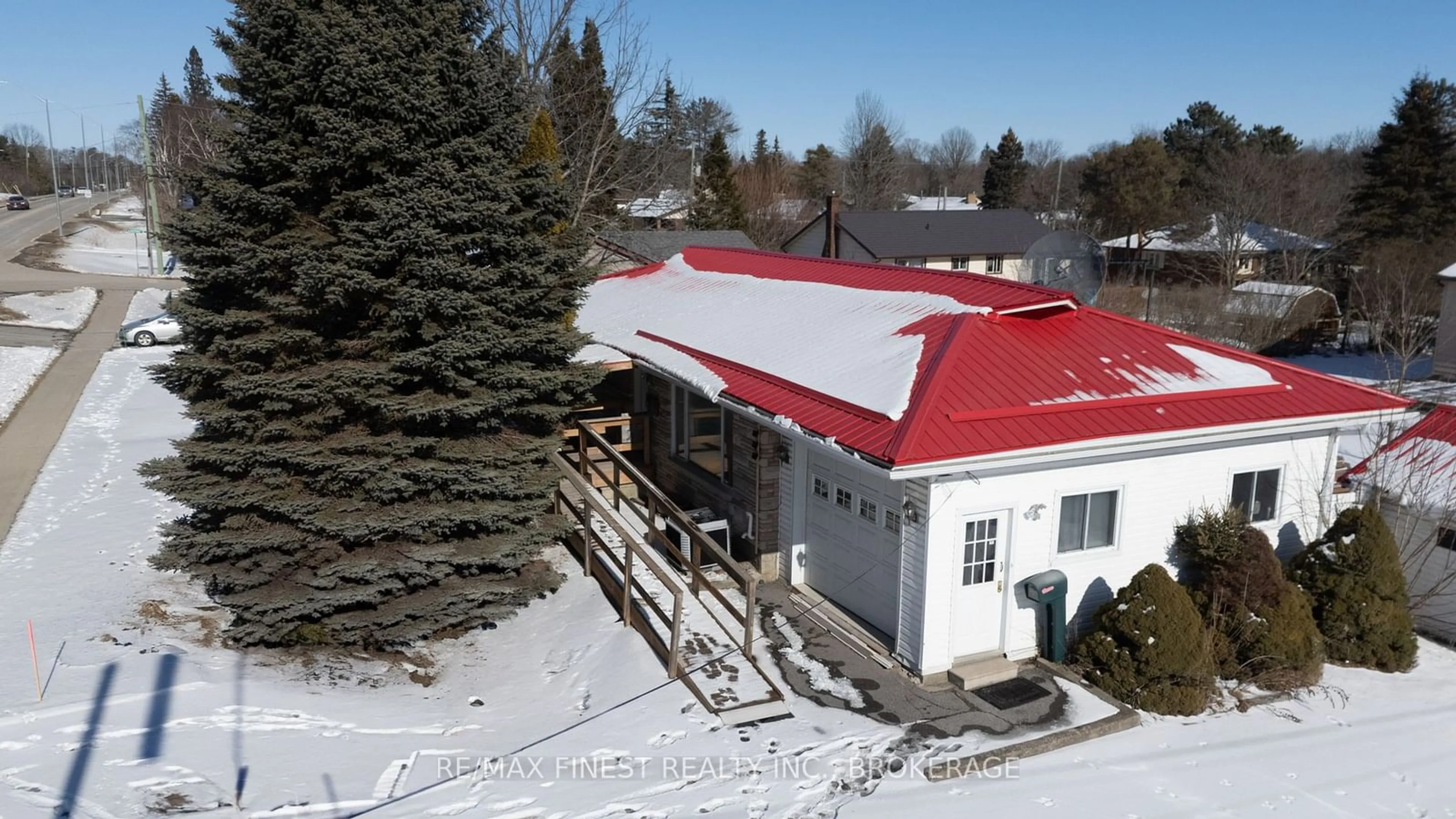 A pic from outside/outdoor area/front of a property/back of a property/a pic from drone, building for 676 Collins Bay Rd, Kingston Ontario K7M 5G8