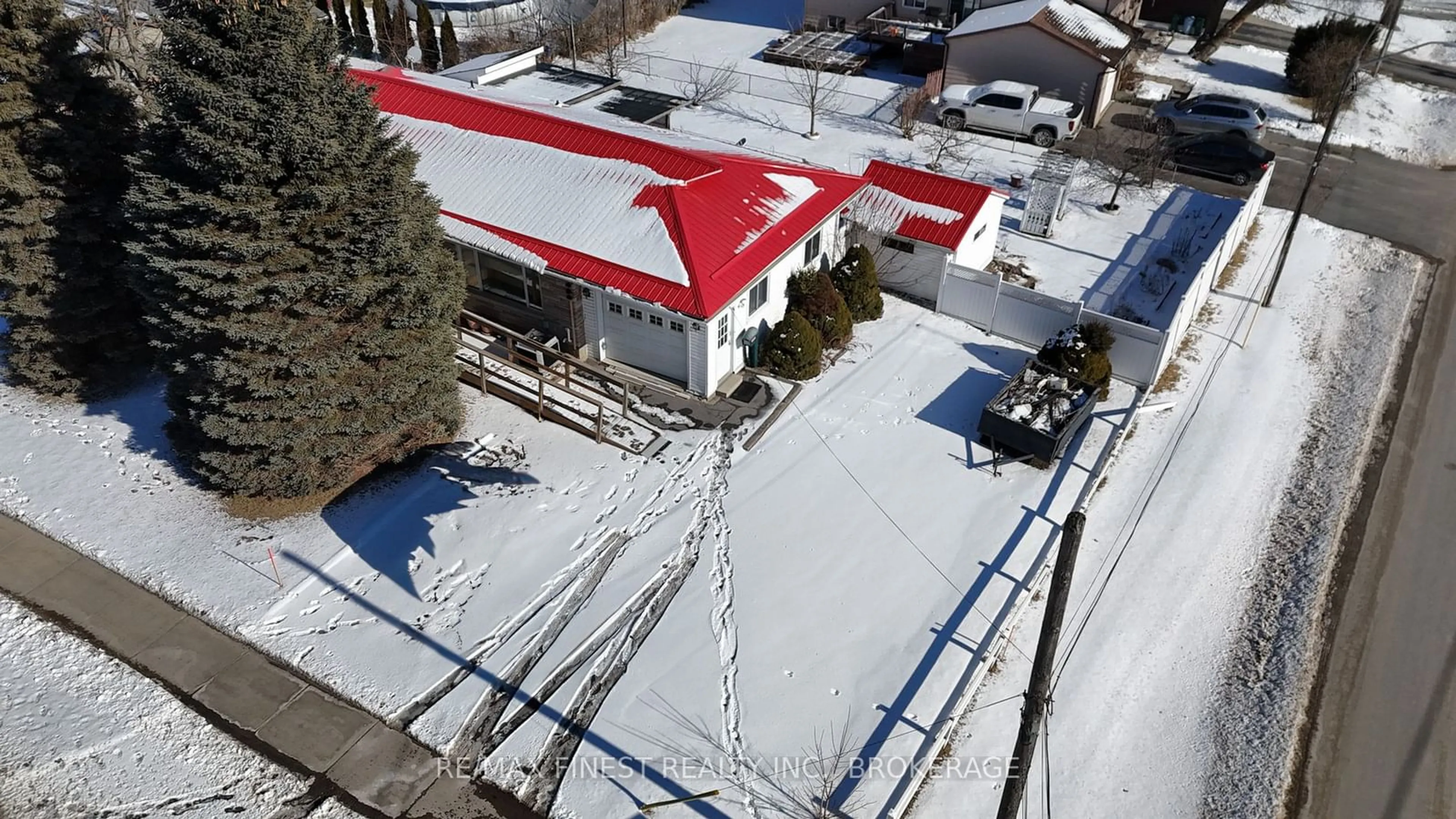 A pic from outside/outdoor area/front of a property/back of a property/a pic from drone, building for 676 Collins Bay Rd, Kingston Ontario K7M 5G8