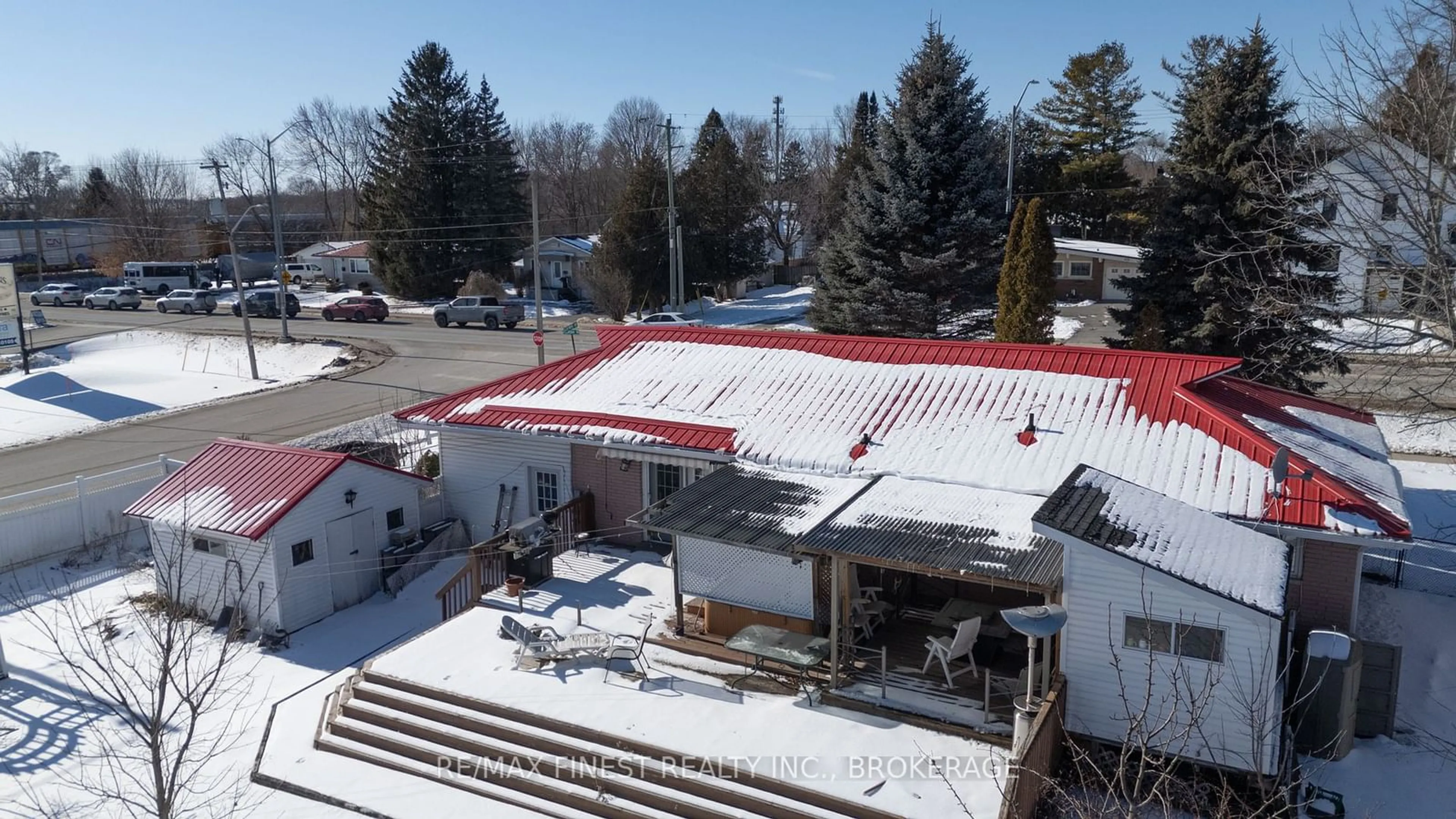 A pic from outside/outdoor area/front of a property/back of a property/a pic from drone, building for 676 Collins Bay Rd, Kingston Ontario K7M 5G8