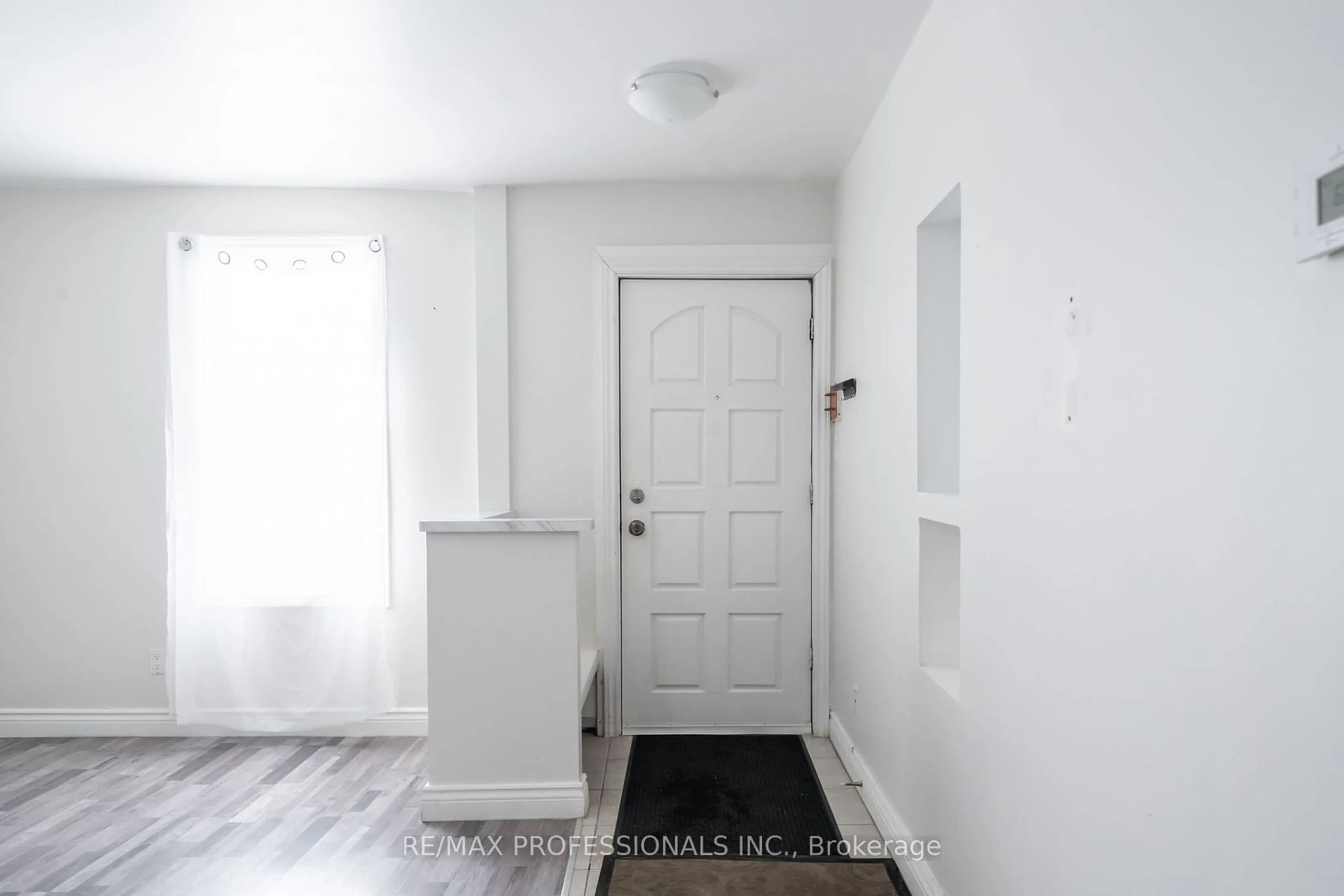 Indoor entryway for 146 Oakdale Ave, St. Catharines Ontario L2P 2L1