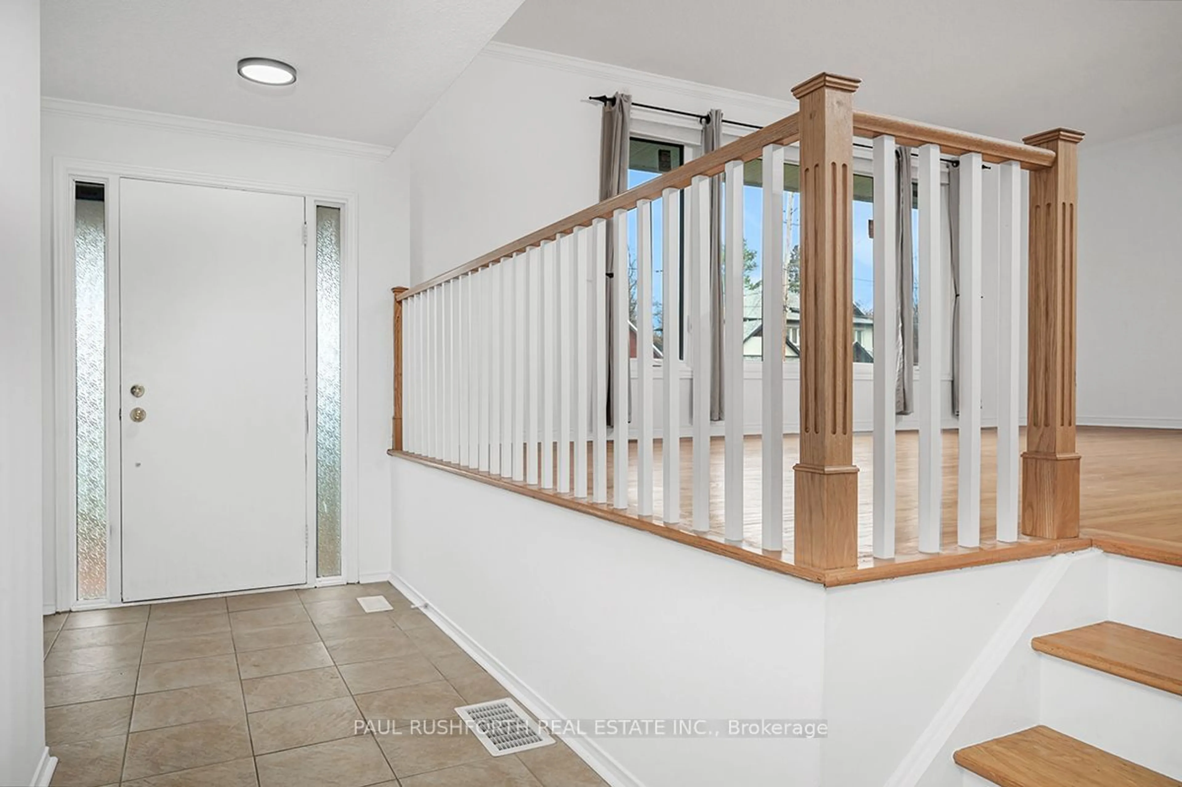 Indoor foyer for 34 Beverly St, Stittsville - Munster - Richmond Ontario K2S 0S2