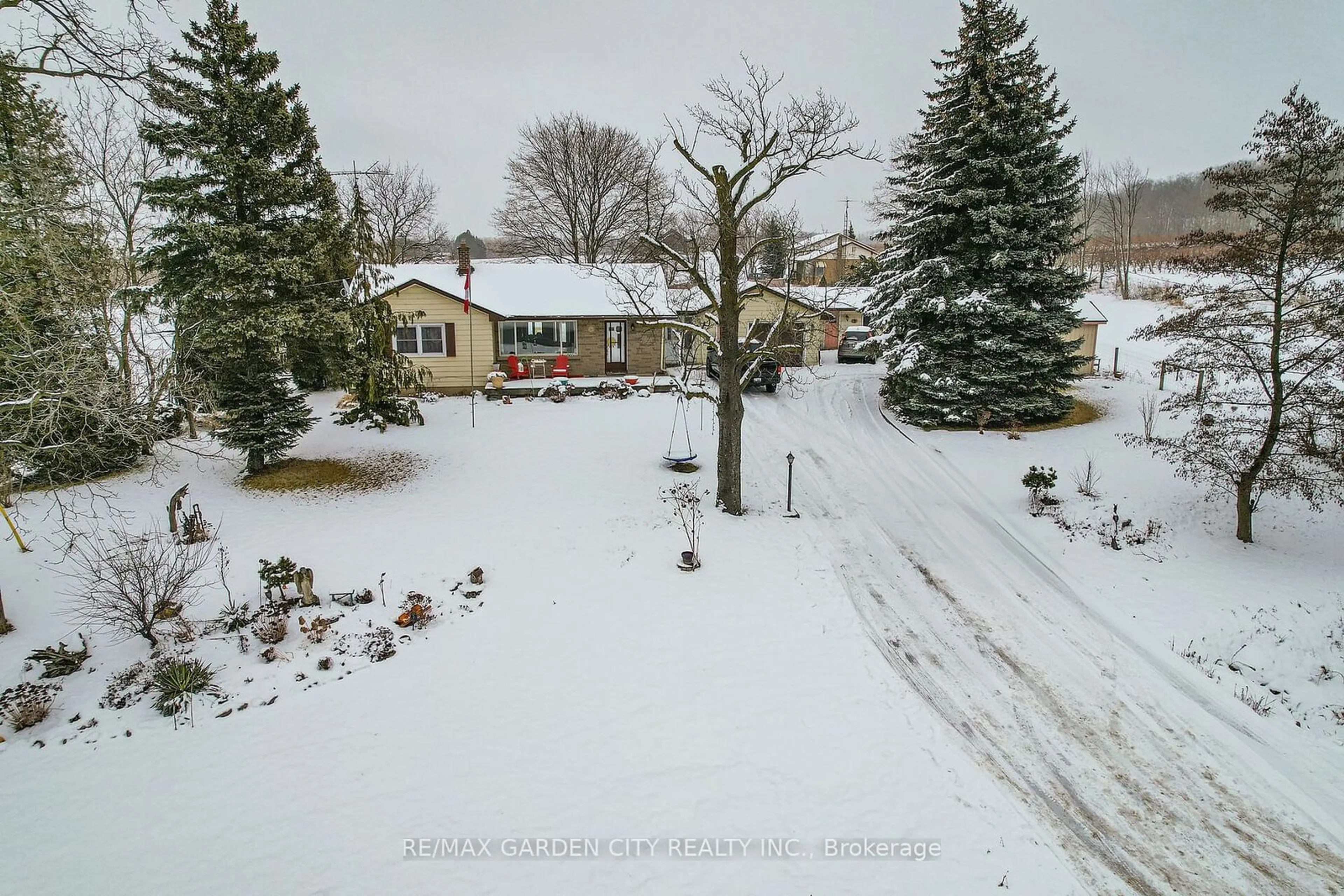 A pic from outside/outdoor area/front of a property/back of a property/a pic from drone, street for 3811 VICTORIA Ave, Lincoln Ontario L0R 2C0