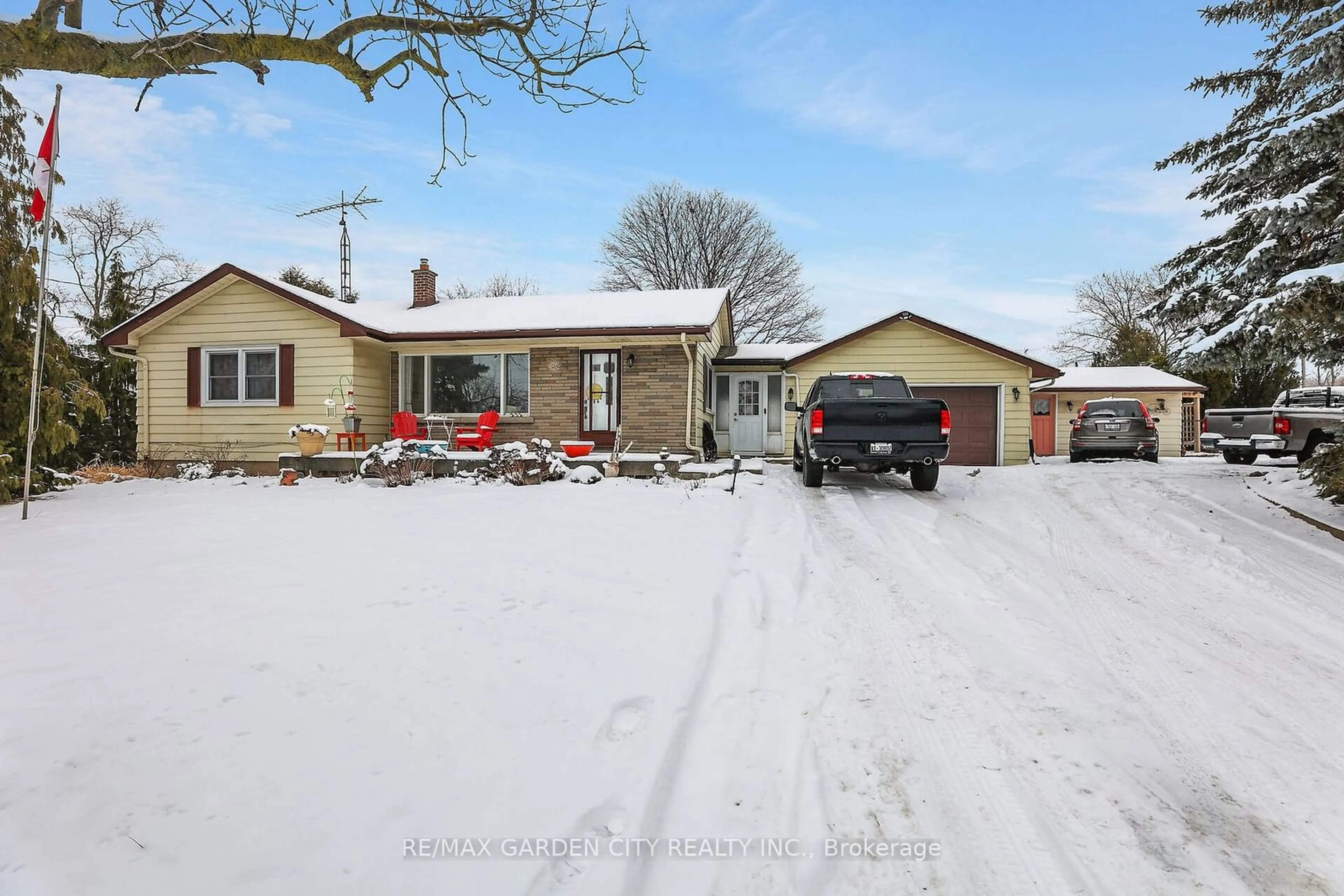 A pic from outside/outdoor area/front of a property/back of a property/a pic from drone, street for 3811 VICTORIA Ave, Lincoln Ontario L0R 2C0