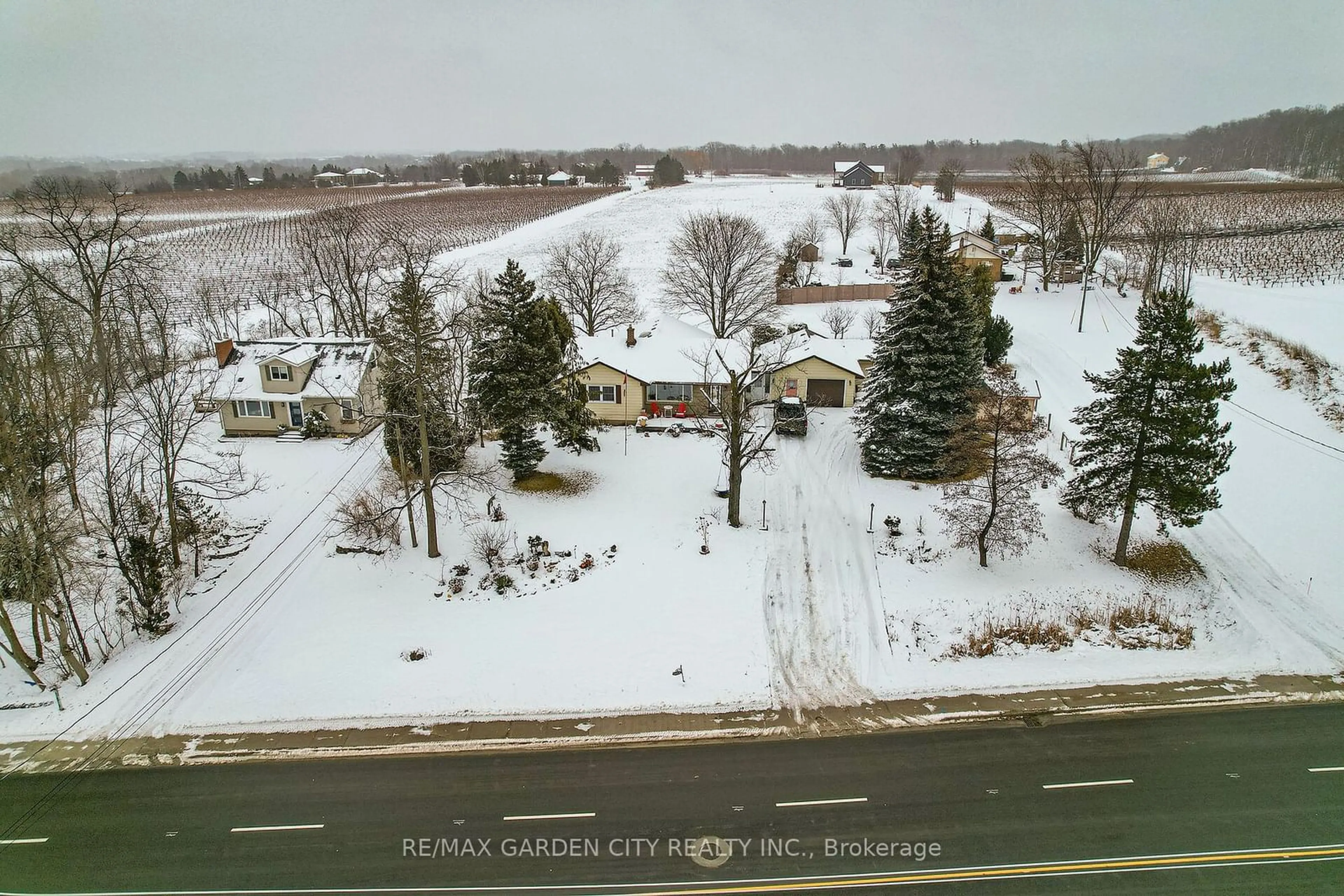 A pic from outside/outdoor area/front of a property/back of a property/a pic from drone, street for 3811 VICTORIA Ave, Lincoln Ontario L0R 2C0