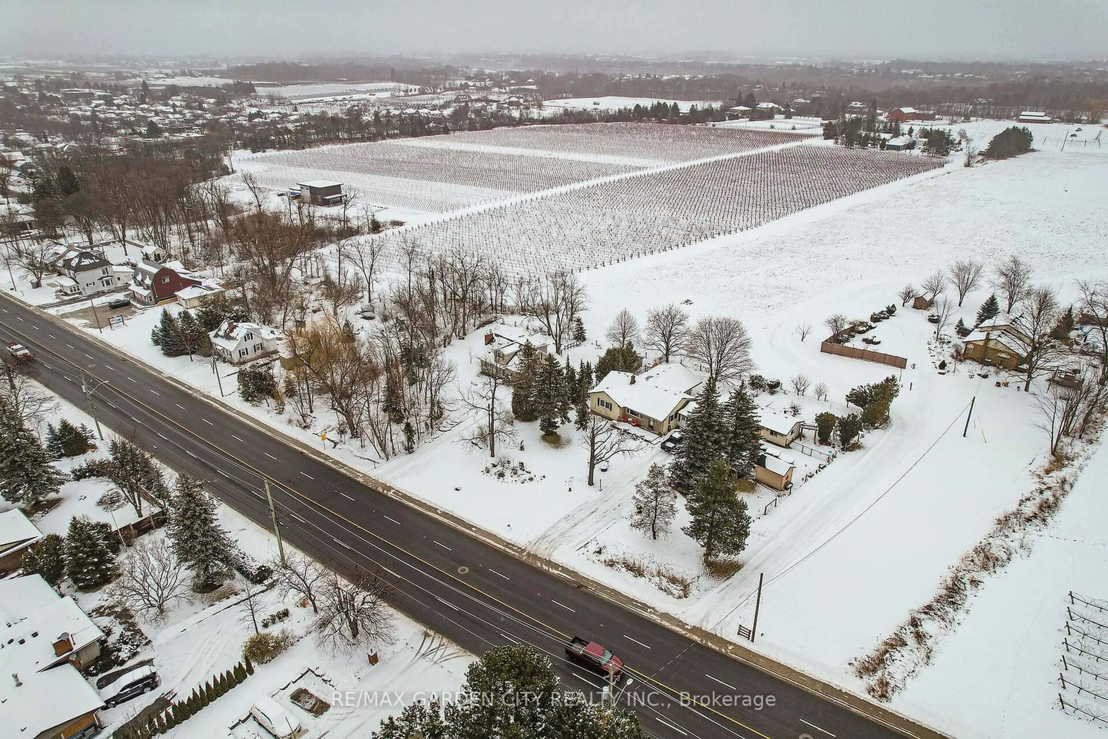 A pic from outside/outdoor area/front of a property/back of a property/a pic from drone, street for 3811 VICTORIA Ave, Lincoln Ontario L0R 2C0