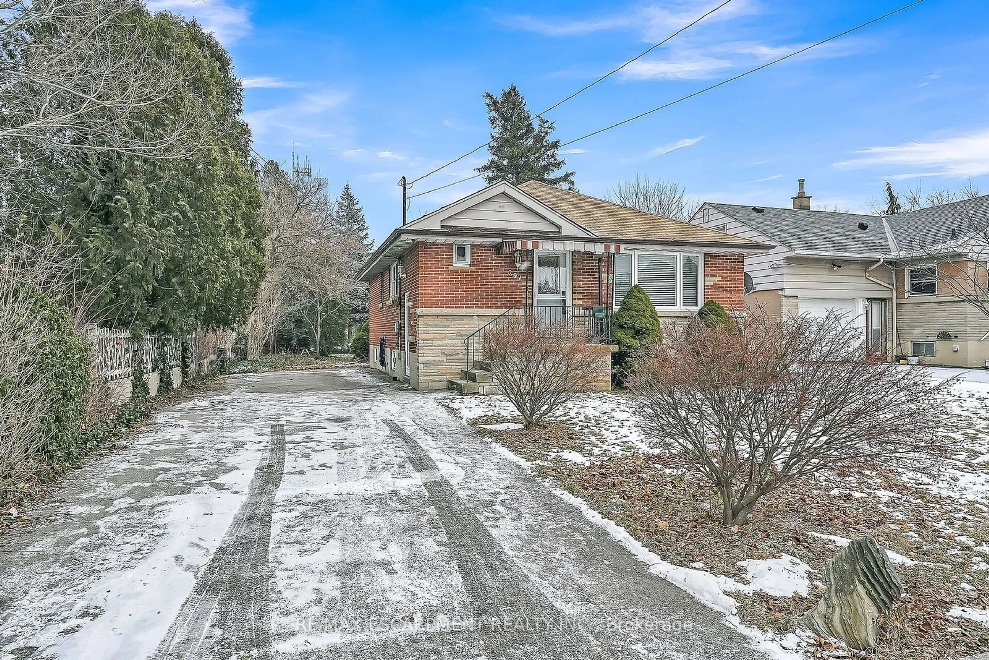 A pic from outside/outdoor area/front of a property/back of a property/a pic from drone, street for 297 East 36th St, Hamilton Ontario L8V 3Z7