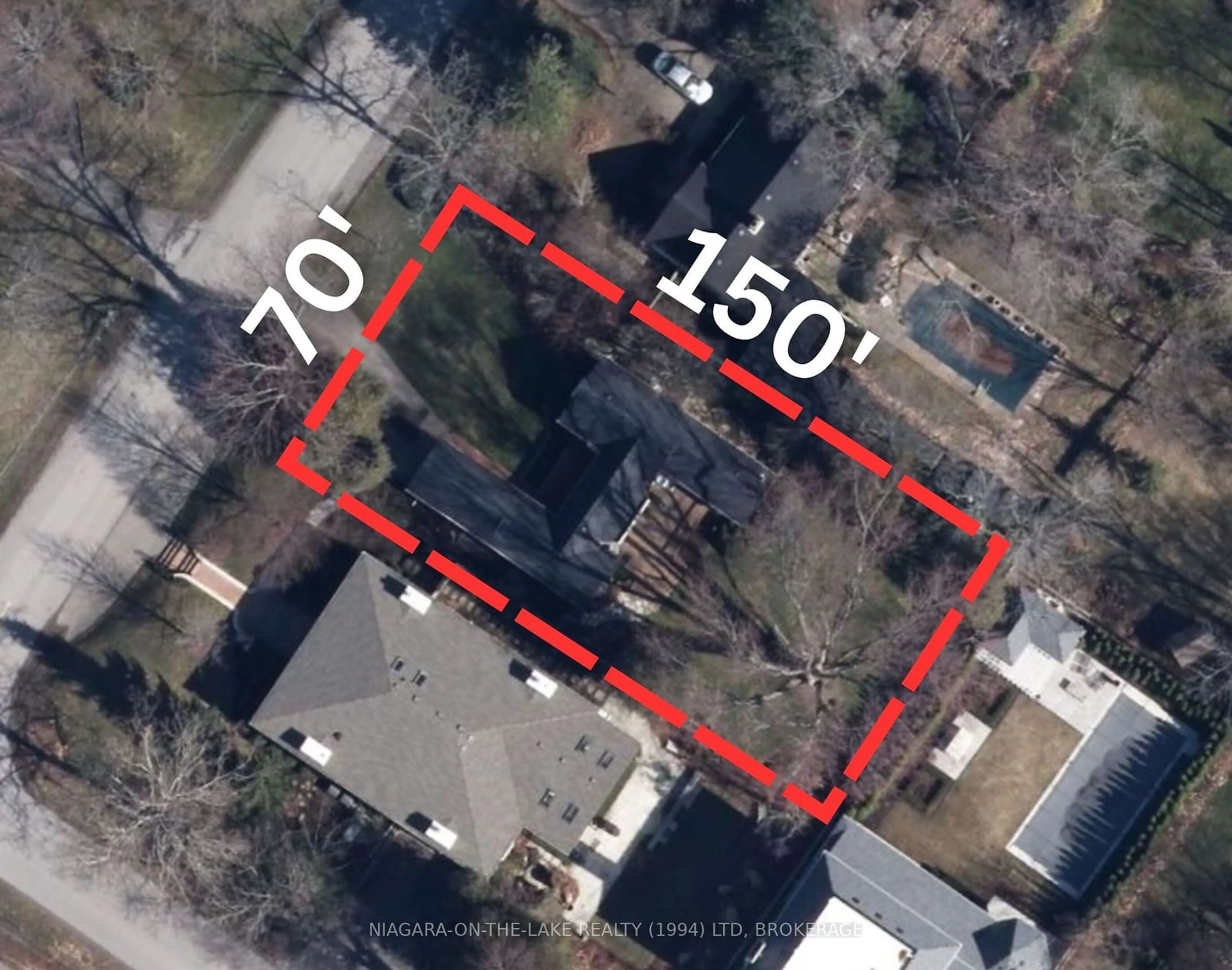 A pic from outside/outdoor area/front of a property/back of a property/a pic from drone, street for 282 Gate St, Niagara-on-the-Lake Ontario L0S 1J0