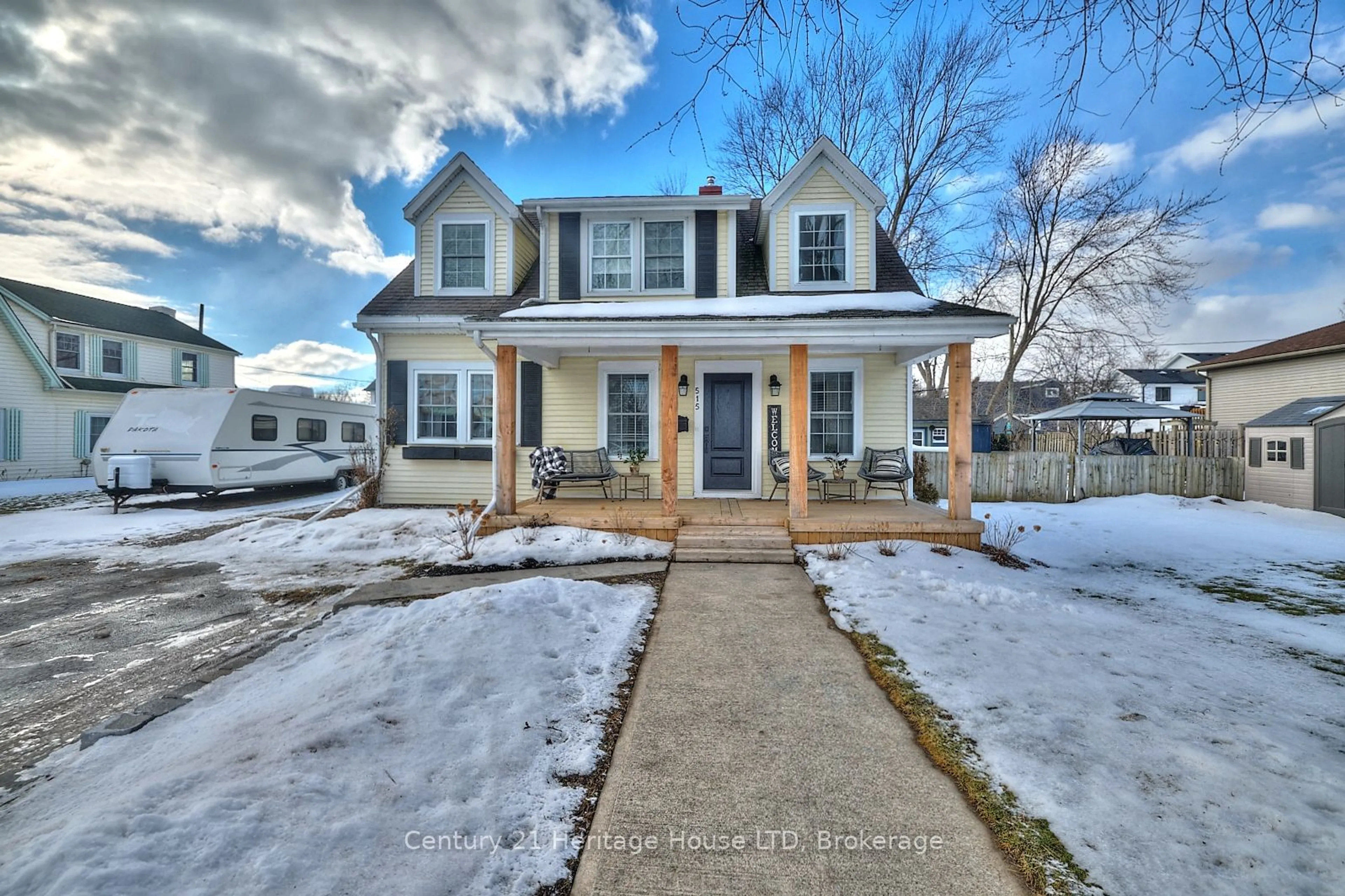 Home with vinyl exterior material, street for 515 Ferndale Ave, Fort Erie Ontario L2A 5C5